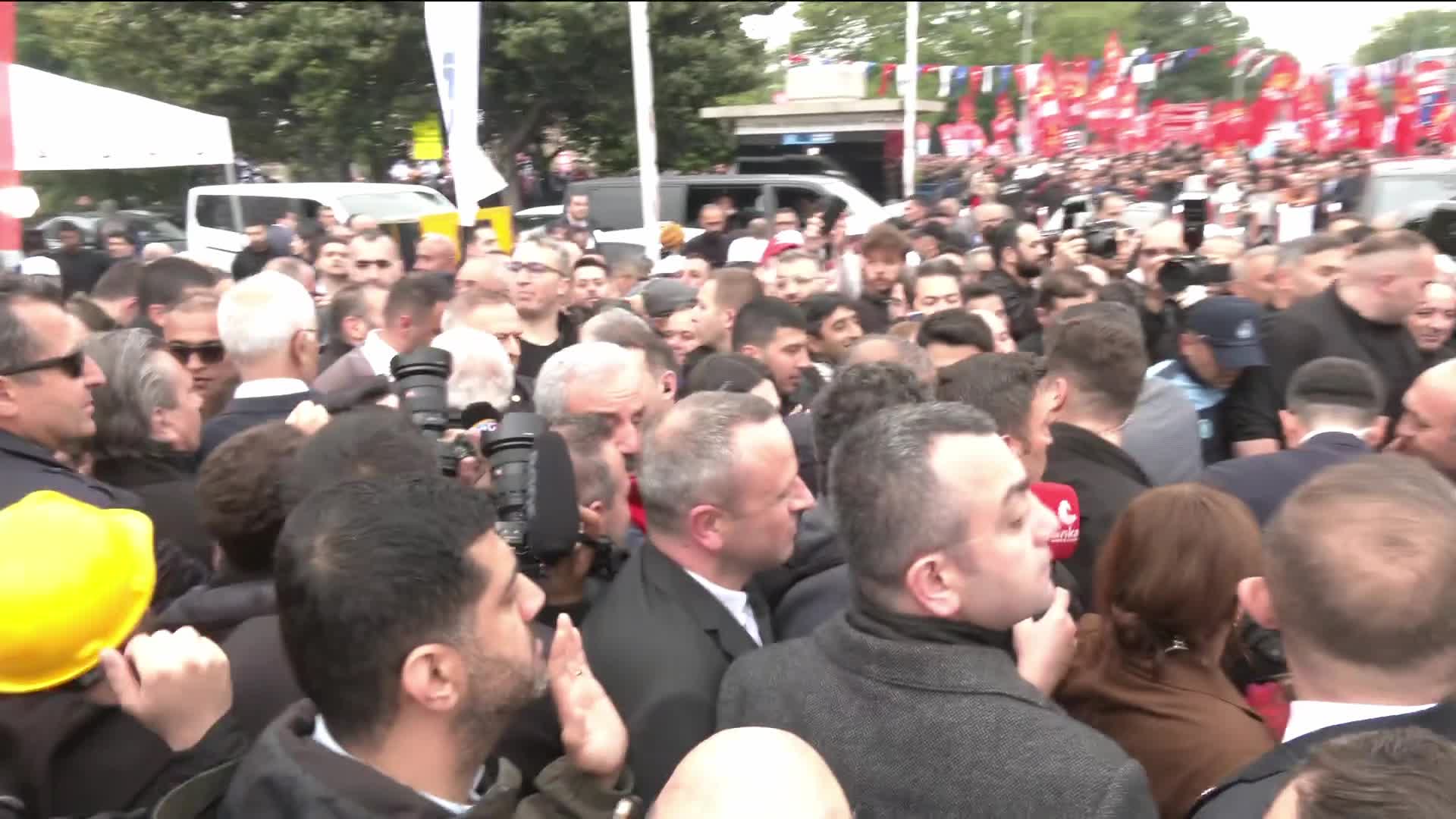 1 MAYIS İŞÇİ BAYRAMI... ÖZGÜR ÖZEL, SARAÇHANE’DEN AYRILDI