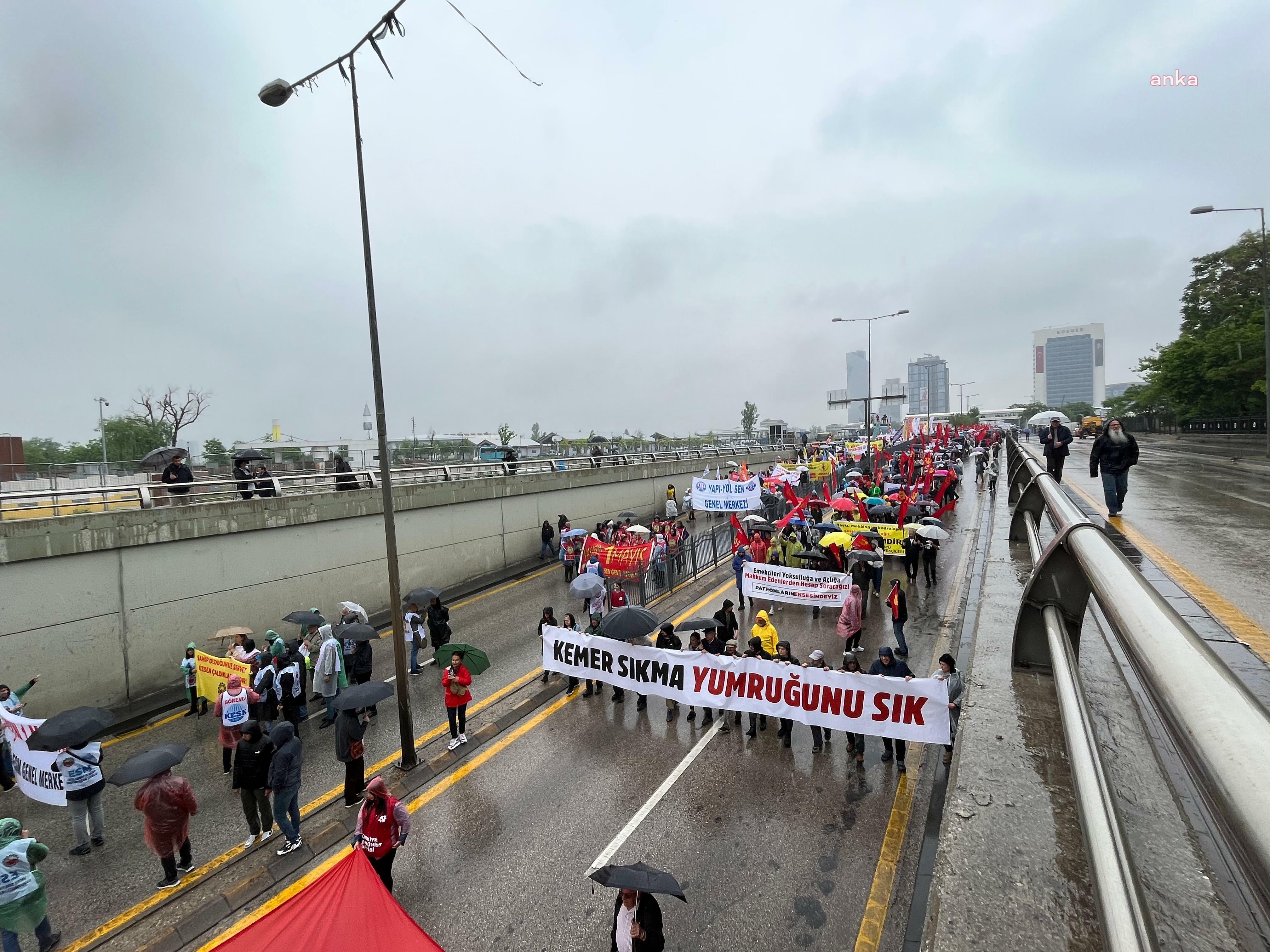 ANKARA’DA YAĞMUR ALTINDA 1 MAYIS...  AKM ÖNÜNDE TOPLANAN İŞÇİLER TANDOĞAN MEYDANI'NA YÜRÜYÜŞE BAŞLADI