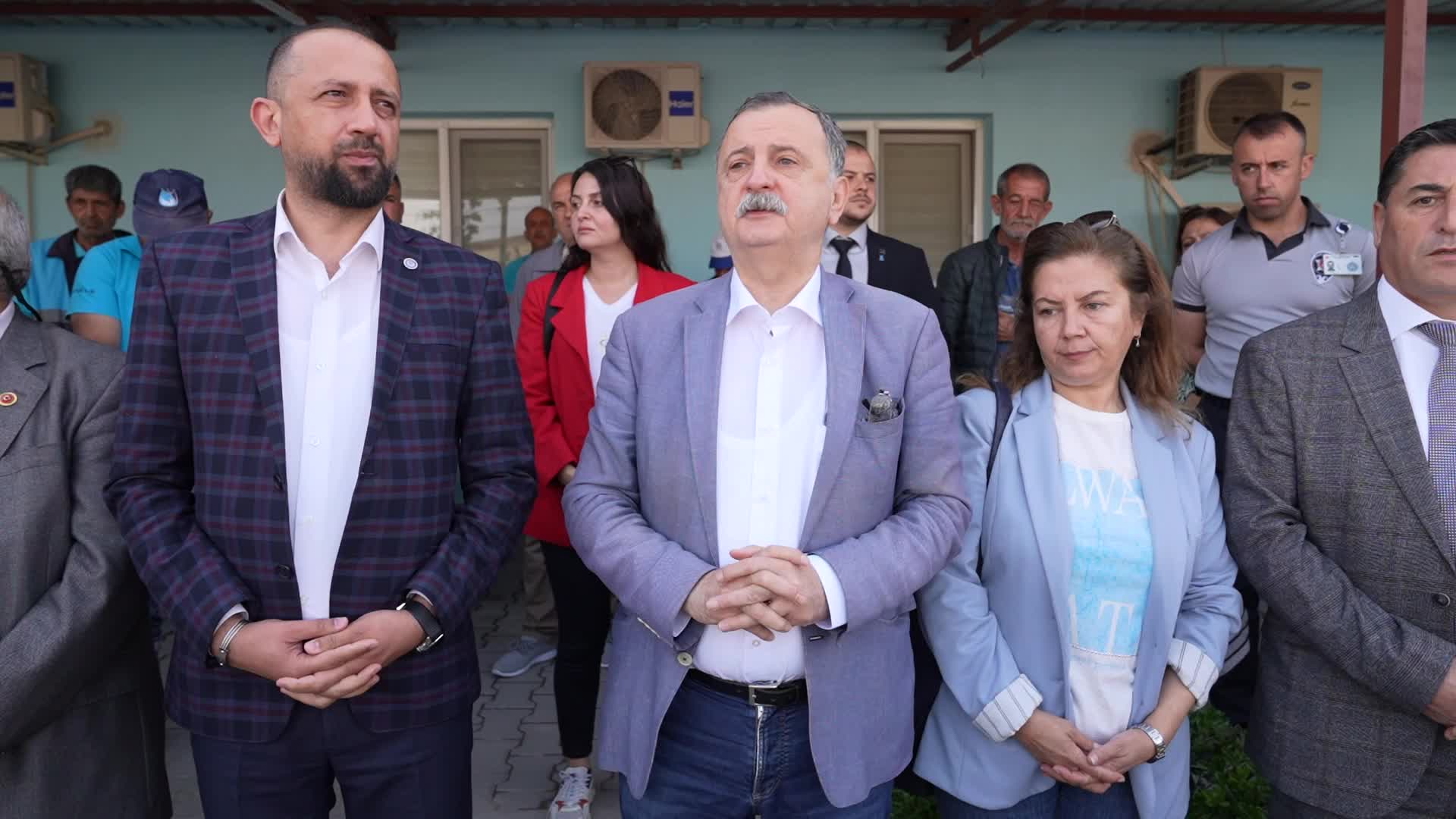 YUNUSEMRE BELEDİYE BAŞKANI BALABAN'DAN İŞÇİLERE 2 BİN TL iKRAMİYE