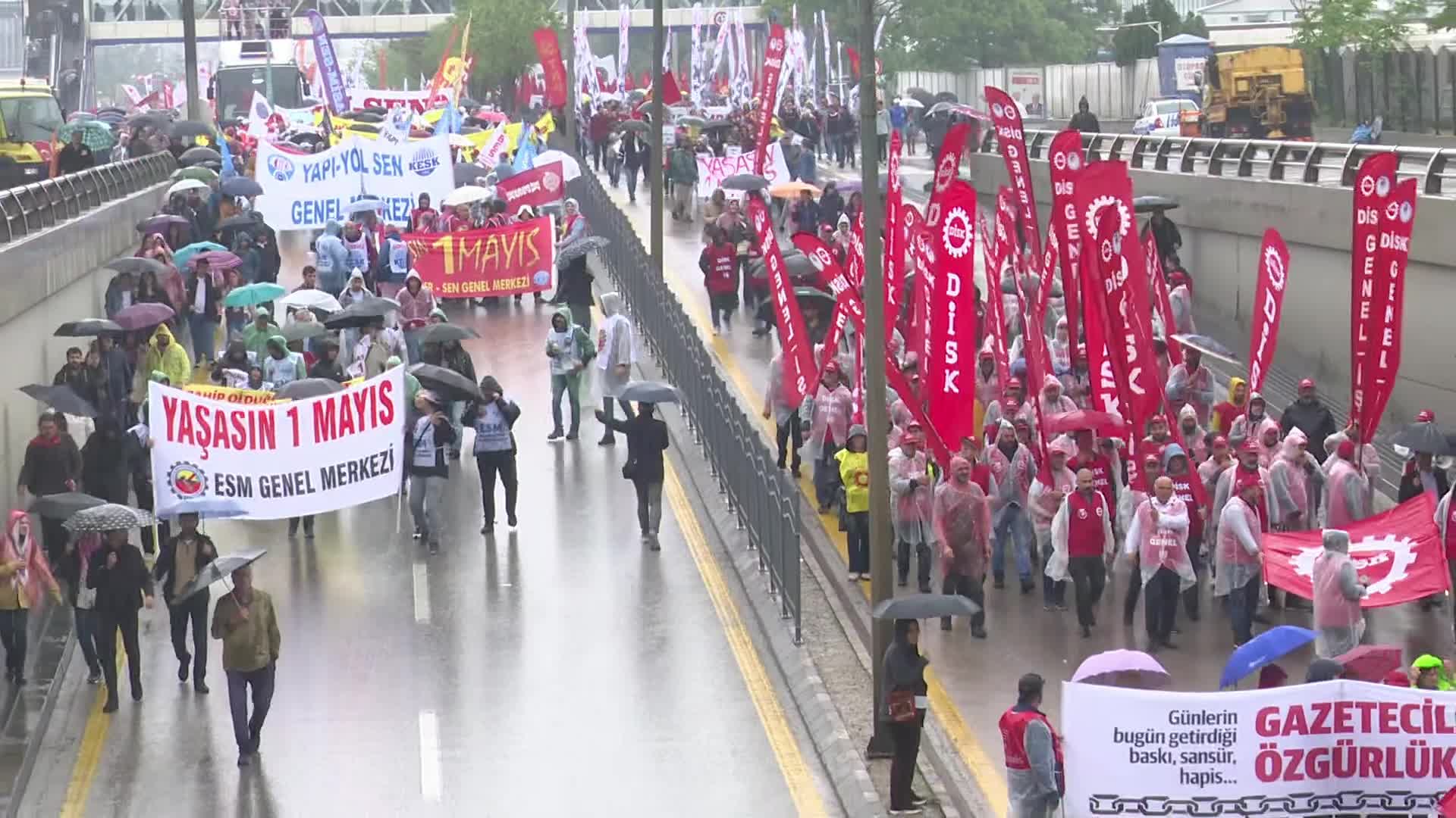 ANKARA’DA BİNLERCE EMEKÇİ YAĞMURA RAĞMEN 1 MAYIS’I COŞKUYLA KUTLADI