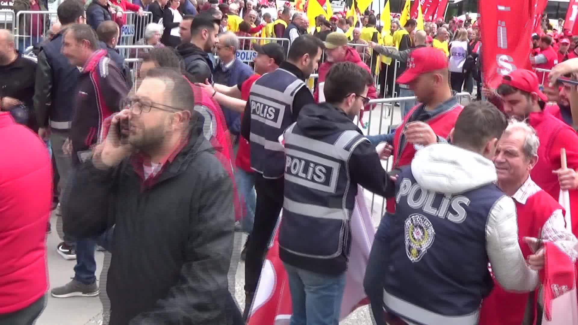 EDİRNE’DE 1 MAYIS KUTLANDI: "İŞÇİLER, EMEKÇİLER, EMEKLİLER BU ÜLKENİN BÜYÜK ÇOĞUNLUĞUYUZ. İNSANCA YAŞAMAYI HAK EDİYORUZ""