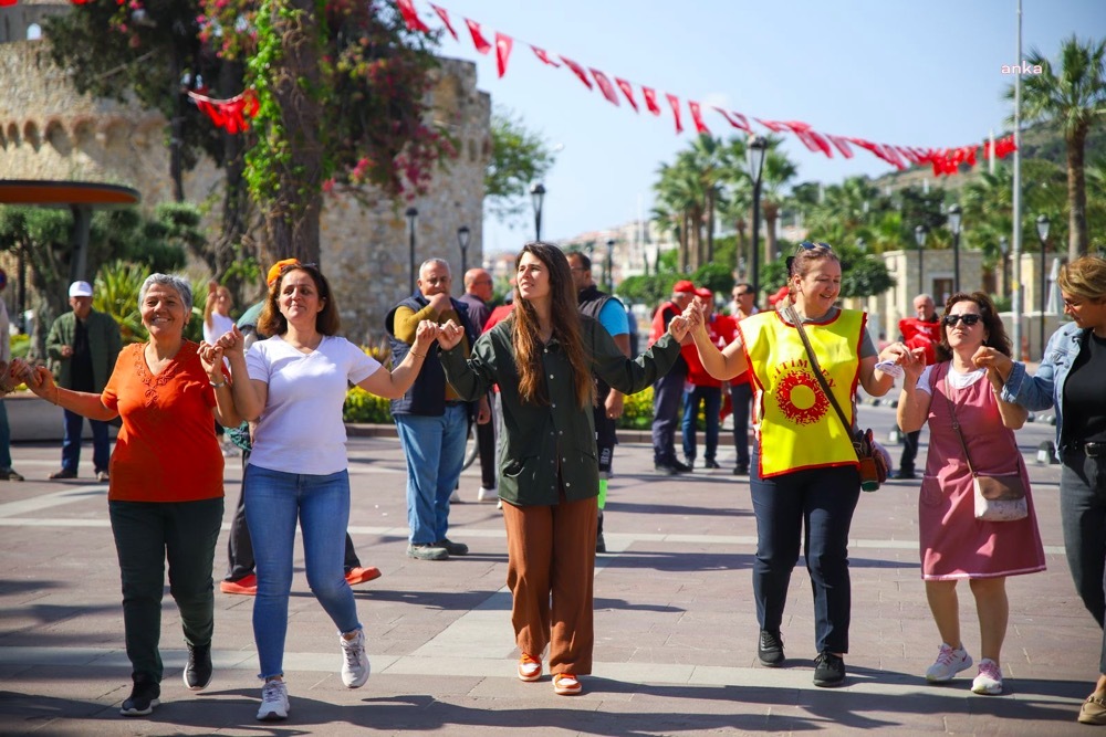 ÇEŞME BELEDİYE BAŞKANI DENİZLİ, İŞÇİLERLE OMUZ OMUZA YÜRÜDÜ: "YAŞASIN 1 MAYIS"