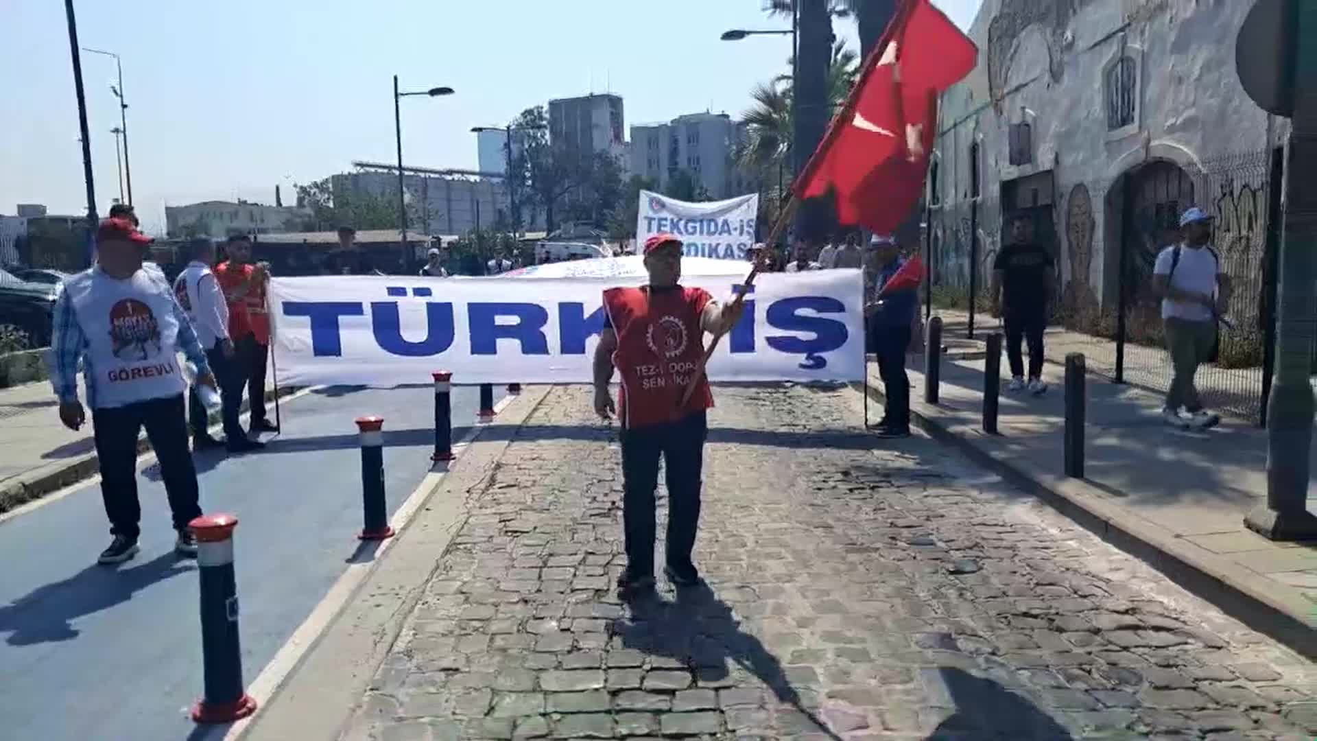 İZMİR'DE BİNLERCE EMEKÇİ GÜNDOĞDU'DAN HAYKIRDI: "HER YER TAKSİM, HER YER DİRENİŞ"