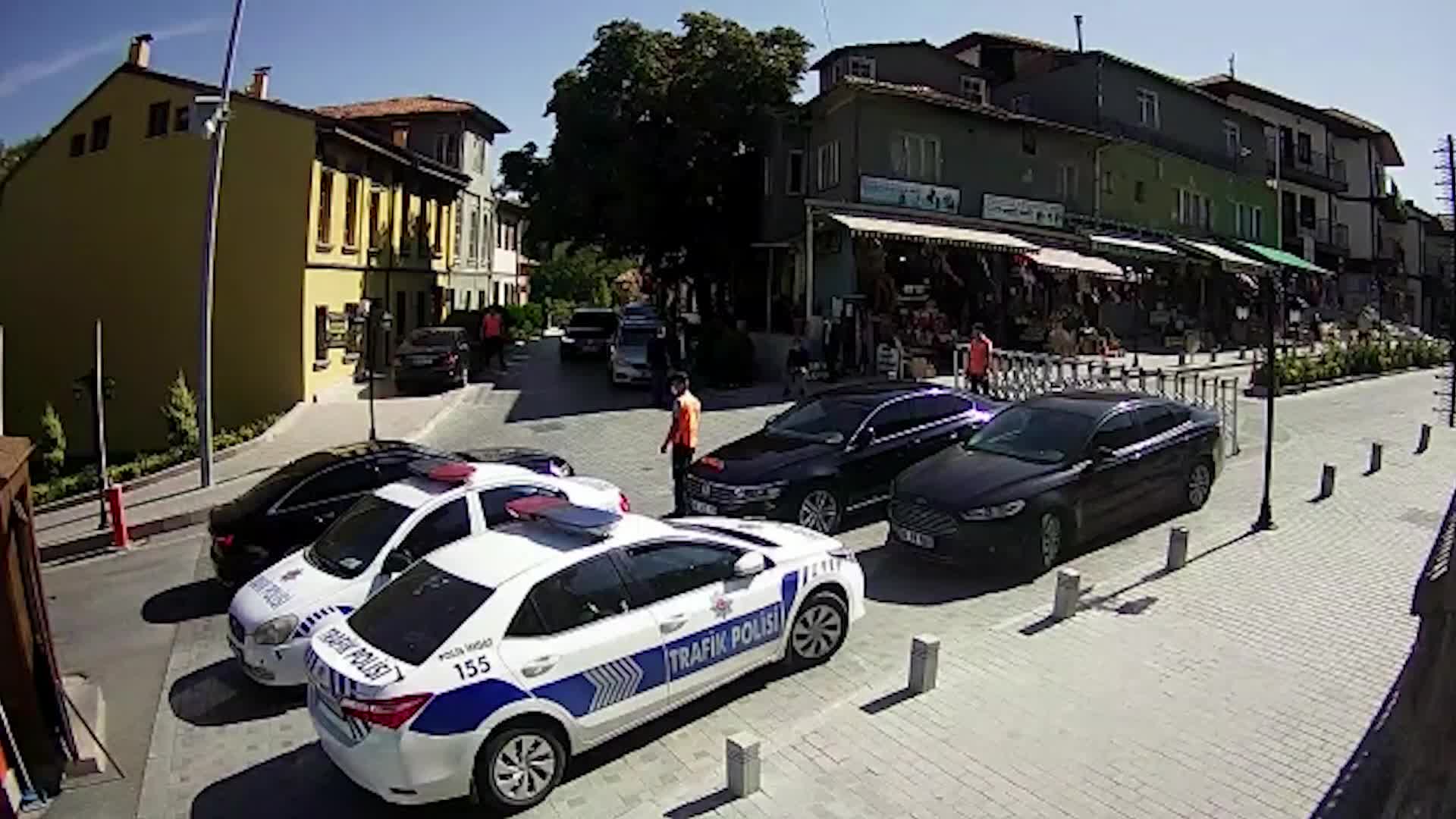 ANKARA BÜYÜKŞEHİR BELEDİYESİ , MHP'Lİ HABERAL'IN ŞÖFÖRÜNÜN GÜVENLİK GÖREVLİSİNİN ÜZERİNE ARAÇ SÜRDÜĞÜ GÖRÜNTÜLERİN TAMAMINI PAYLAŞTI