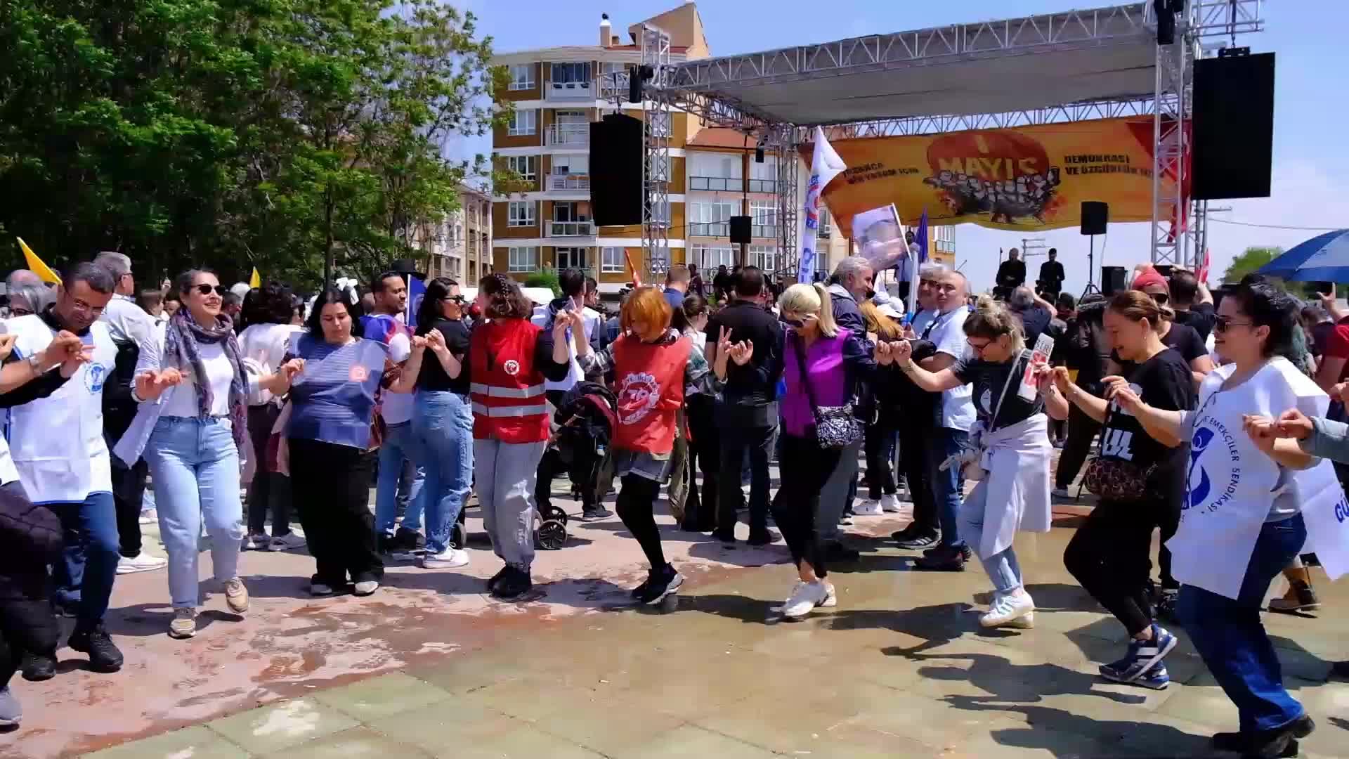 ESKİŞEHİR’DE COŞKULU 1 MAYIS KUTLAMASI... "HODRİ MEYDAN DEMEK İÇİN BURADAYIZ"