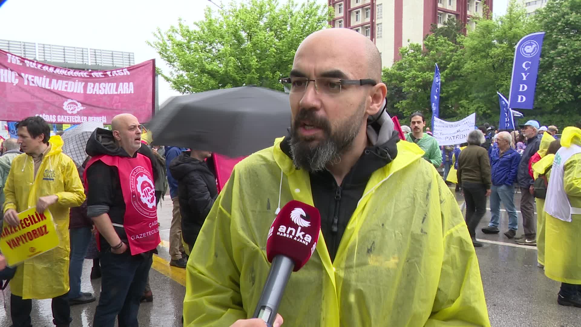 GAZETECİLER DE 1 MAYIS’TA TANDOĞAN’DAYDI. TGS ANKARA ŞUBE BAŞKANI TARTANOĞLU: “GAZETECİLER DE İŞÇİ VE GİDEREK FAKİRLEŞİYORLAR. GAZETECİNİN MAAŞININ EN AZ İKİ ASGARİ ÜCRET OLMASINI TALEP EDİYORUZ”