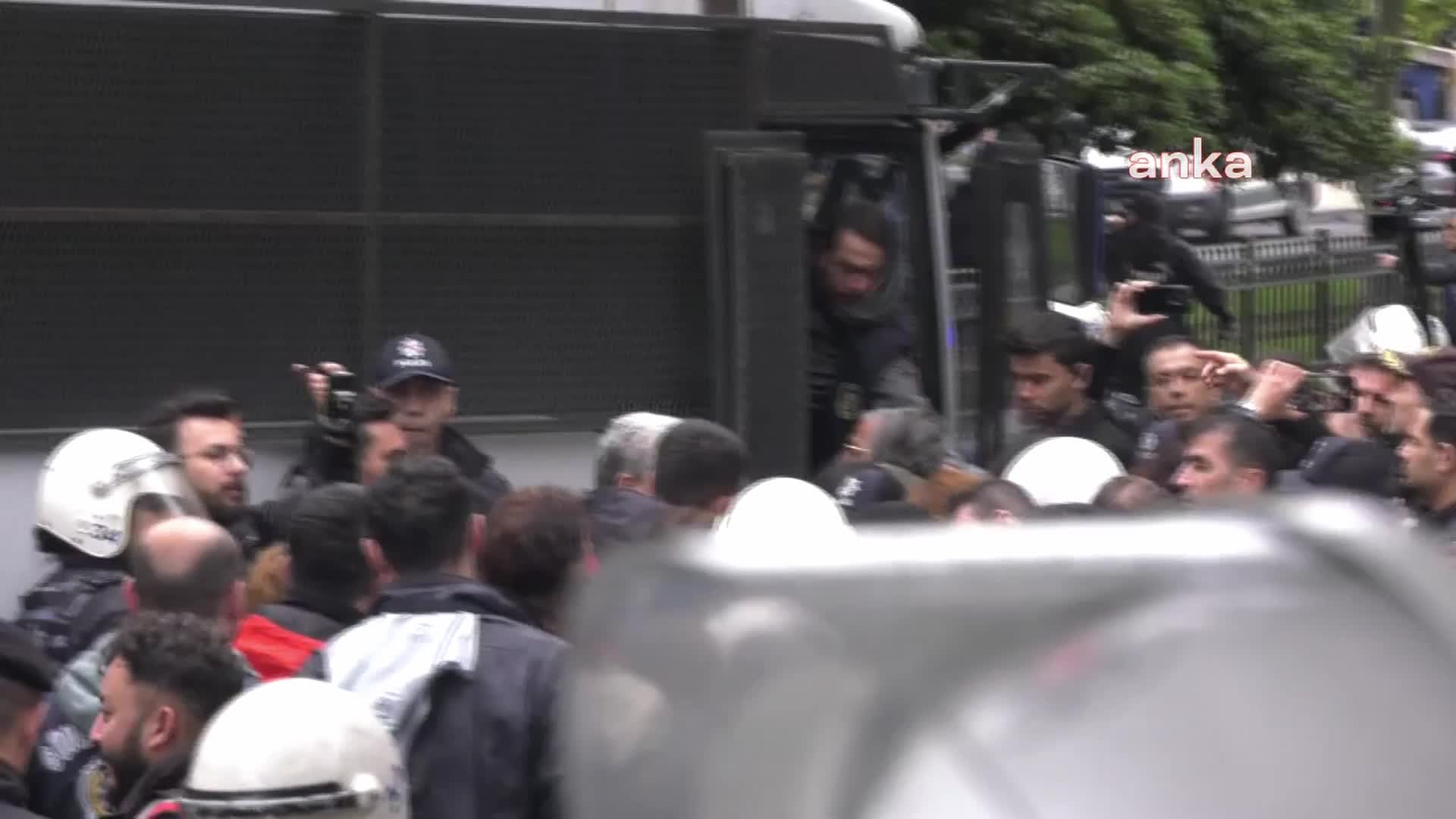 POLİS YİNE "SÜPÜR" TALİMATI VERDİ, GÖRÜNTÜ ALAN GAZETECİLER KALKANLARLA ENGELLENDİ