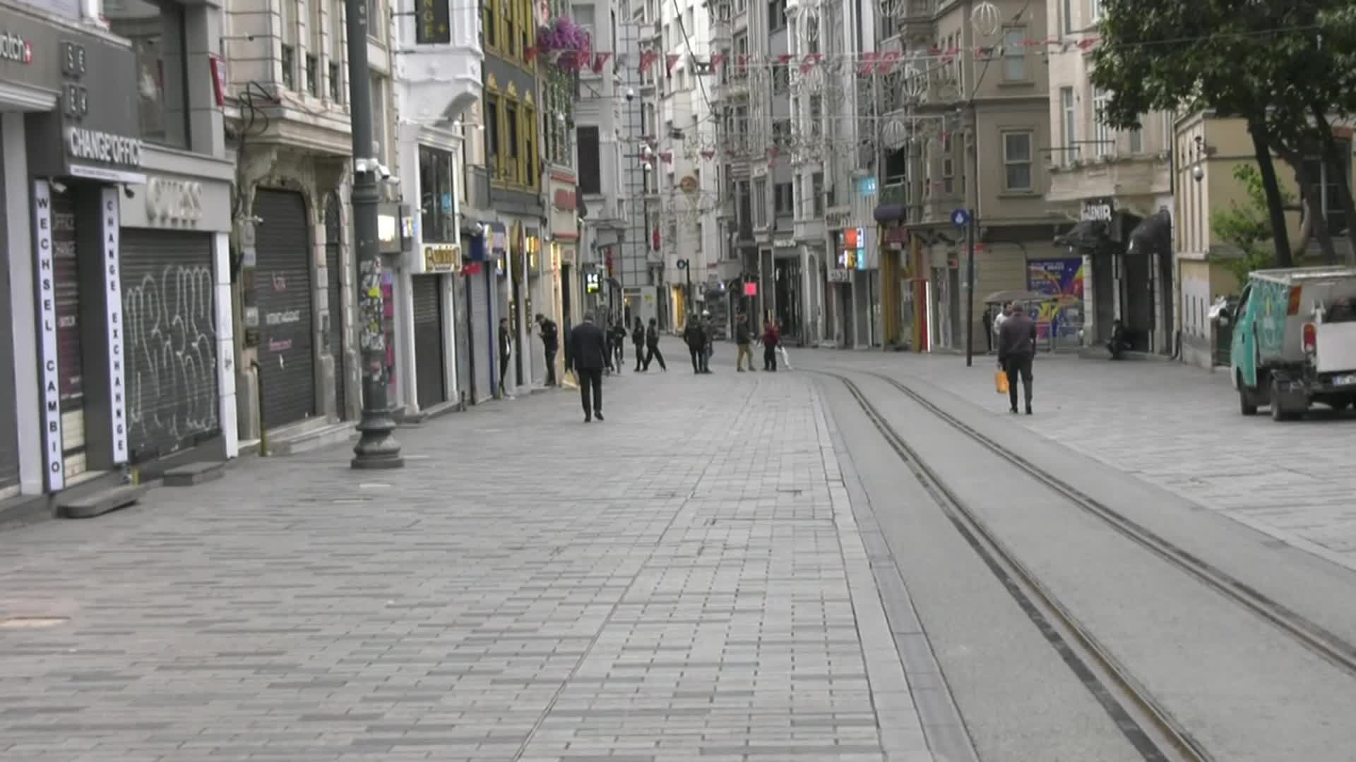 YASAKLAR İSTİKLAL CADDESİ'Nİ DE BOMBOŞ BIRAKTI