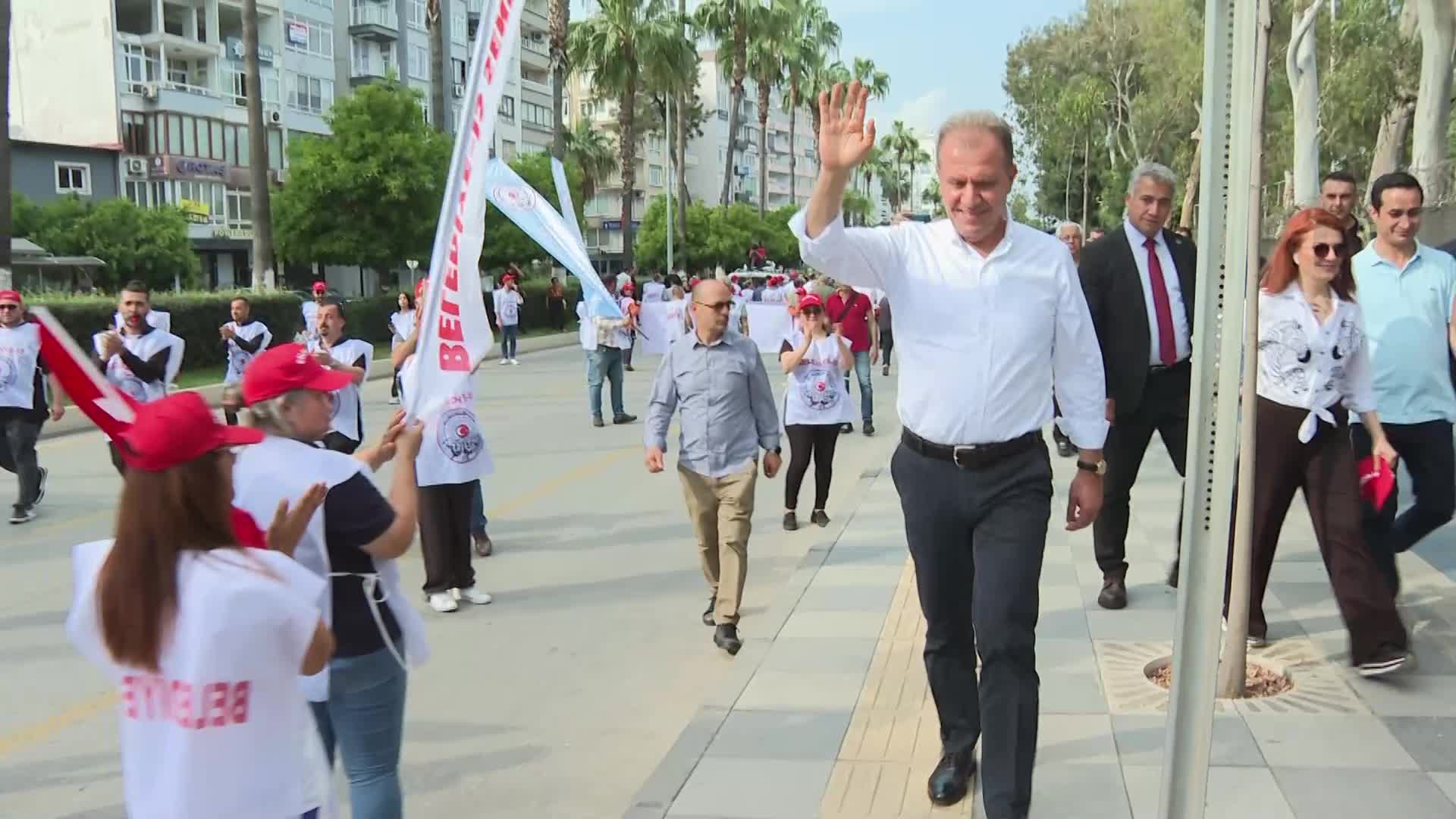 VAHAP SEÇER, 1 MAYIS’TA İŞÇİLERLE YÜRÜDÜ: “BİZİM İKTİDARIMIZDA EMEKÇİ KARDEŞLERİMİZ BAYRAMI İSTEDİĞİ YERDE KUTLAYACAK”