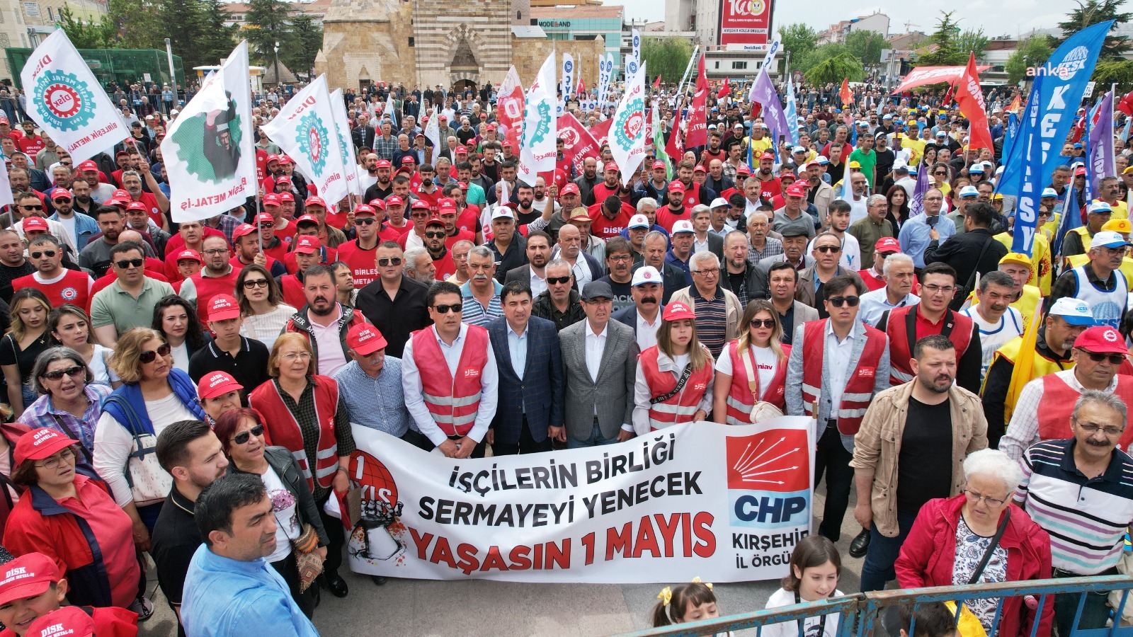 KIRŞEHİR BELEDİYE BAŞKANI EKİCİOĞLU, 1 MAYIS’TA EMEKÇİLERLE YÜRÜDÜ