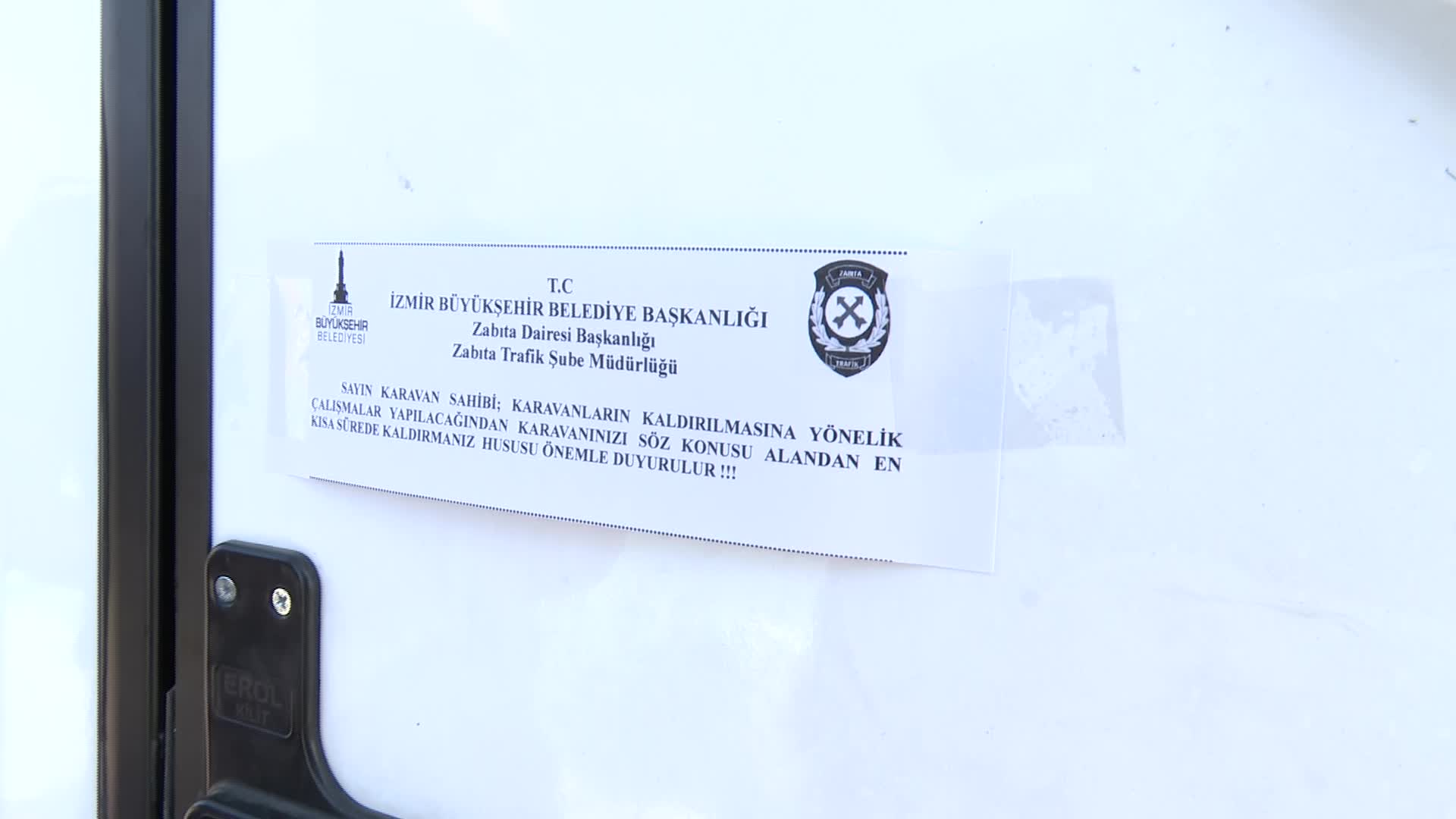 İZMİR BÜYÜKŞEHİR BELEDİYESİ, KARŞIYAKA'DA YOL KENARLARINA BIRAKILAN KARAVANLARIN KALDIRILMASI İÇİN ÇALIŞMA BAŞLATTI