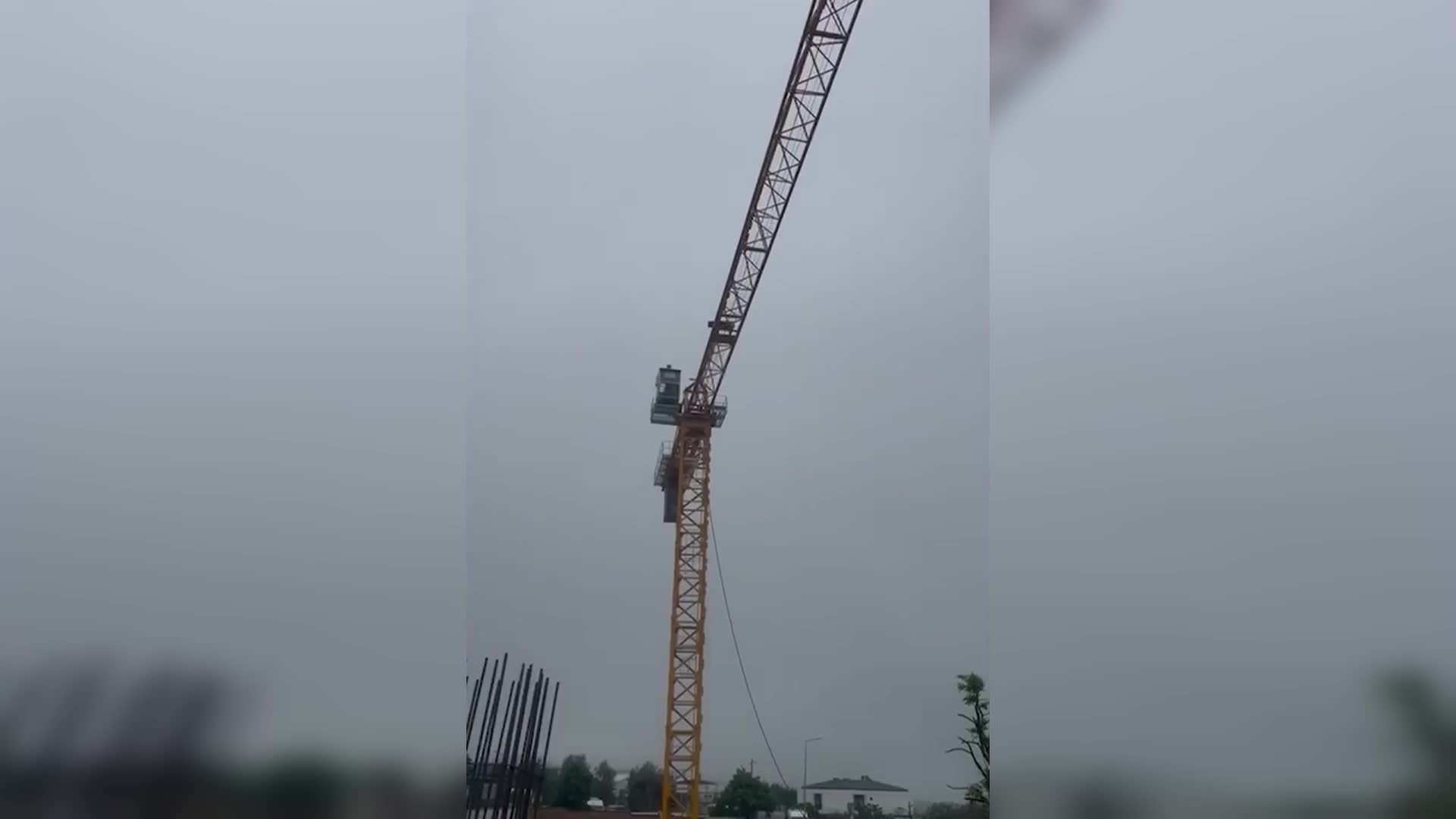 ÖĞRENCİLER İÇİN RİSK TAŞIYAN VİNÇ, BÜYÜKÇEKMECE BELEDİYESİ'Nİ HAREKETE GEÇİRDİ