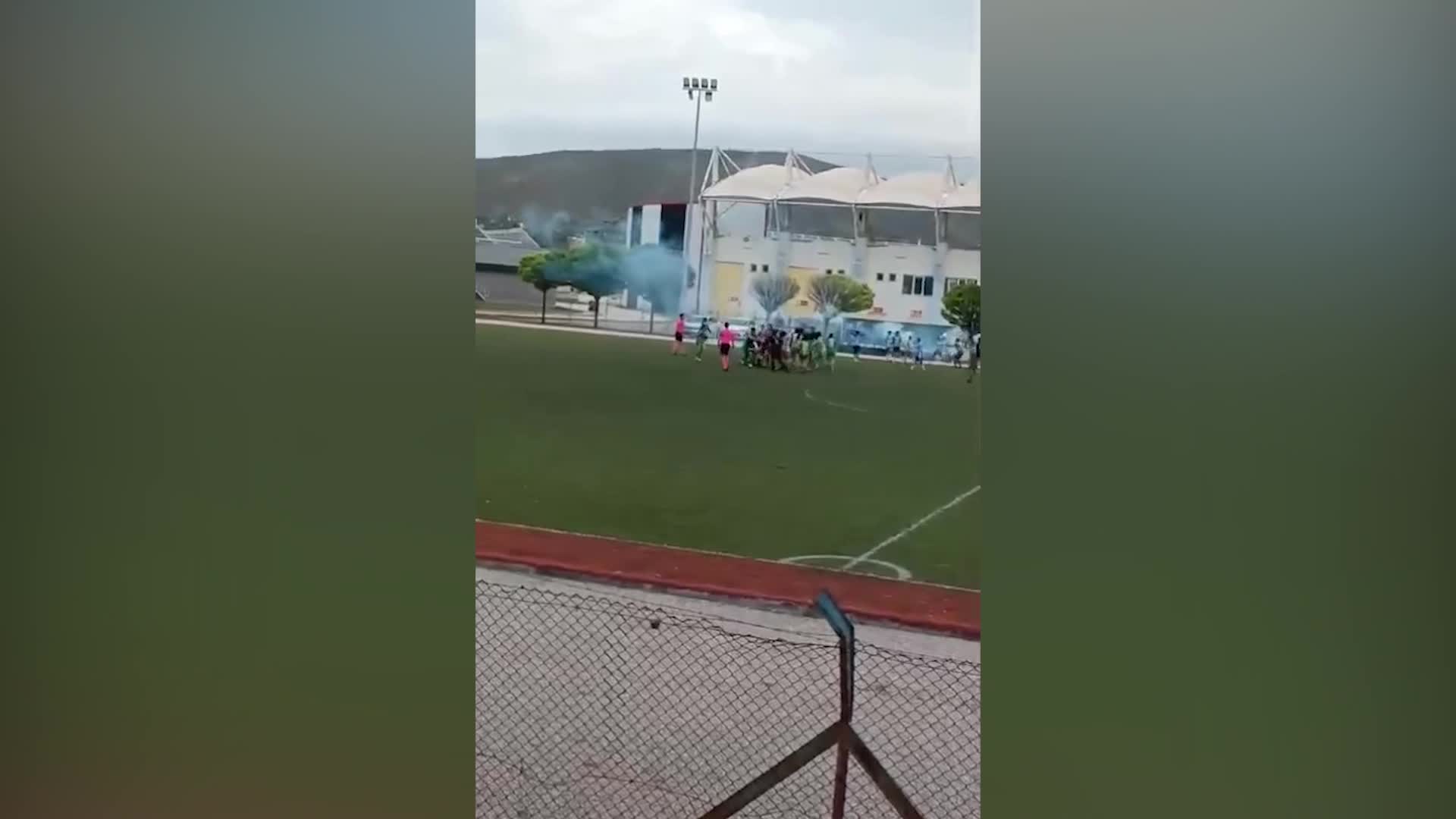 KADIN FUTBOL LİGİNDE BİTİŞ DÜDÜĞÜYLE BİRLİKTE SAHA KARIŞTI: FORMALAR YANDI, OYUNCULAR ARASINDA ARBEDE YAŞANDI