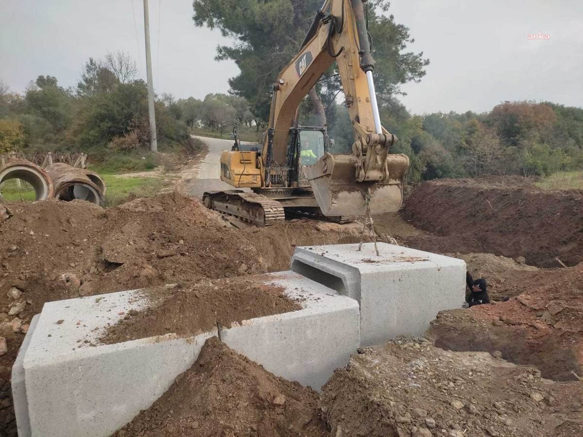 İZSU EKİPLERİ SELÇUK’TA DERELERDEN 17 BİN TON MALZEME ÇIKARDI