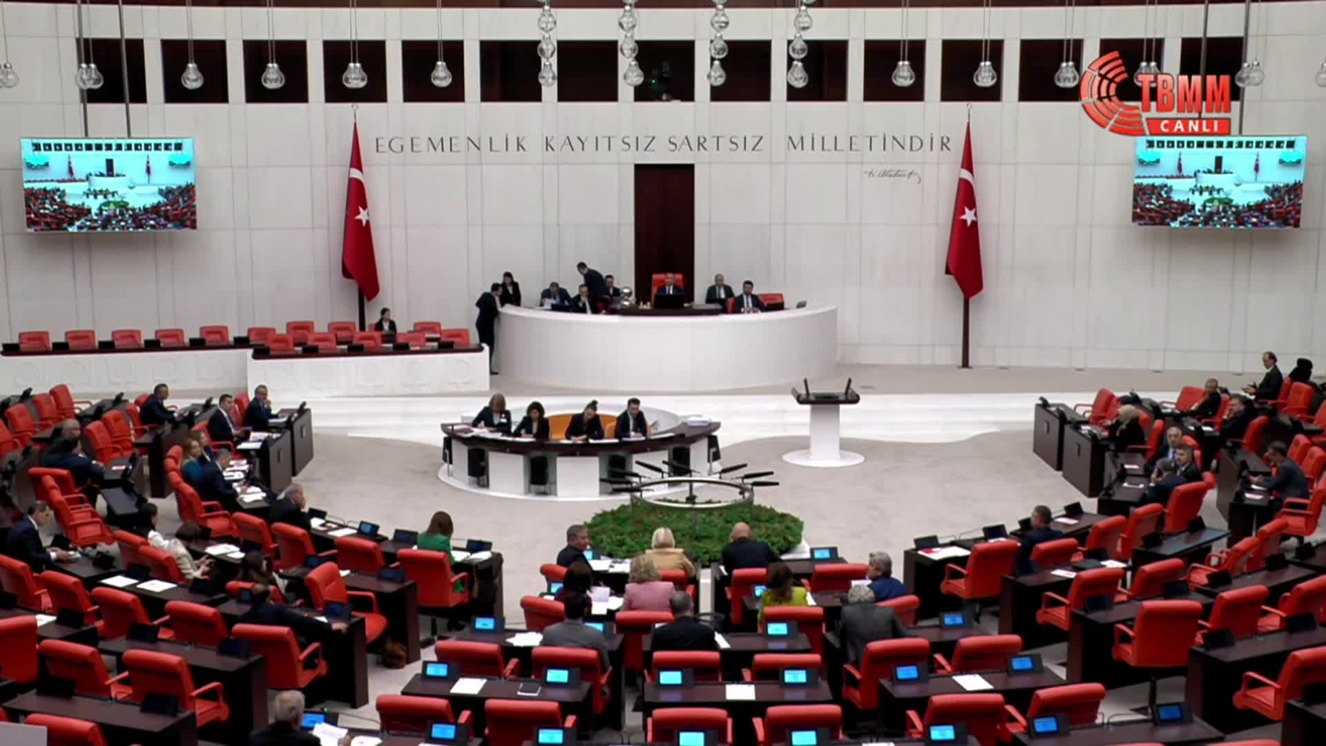 BURDUR MİLLETVEKİLİ İZZET AKBULUT: "KURUYAN BURDUR GÖLÜ'NDEKİ TOZLAŞMA KANSEROJEN MADDE YAYIYOR"