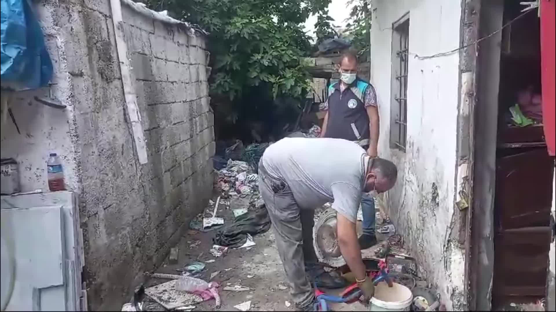 ŞANLIURFA'DA YAŞAYAN BİR KİŞİNİN EVİNDEN 3 KAMYON ÇÖP ÇIKTI