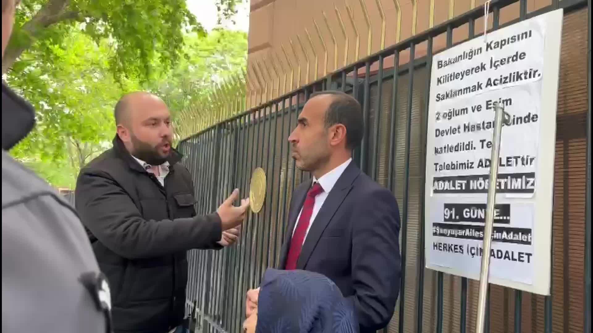 ADALET NÖBETİ'NİN 91'İNCİ GÜNÜNDE ADALET BAKANLIĞI'NIN PARMAKLIKLARINA ASTIKLARI PANKART SÖKÜLEN ŞENYAŞAR AİLESİ, CADDE ORTASINDA OTURMA EYLEMİ YAPTI