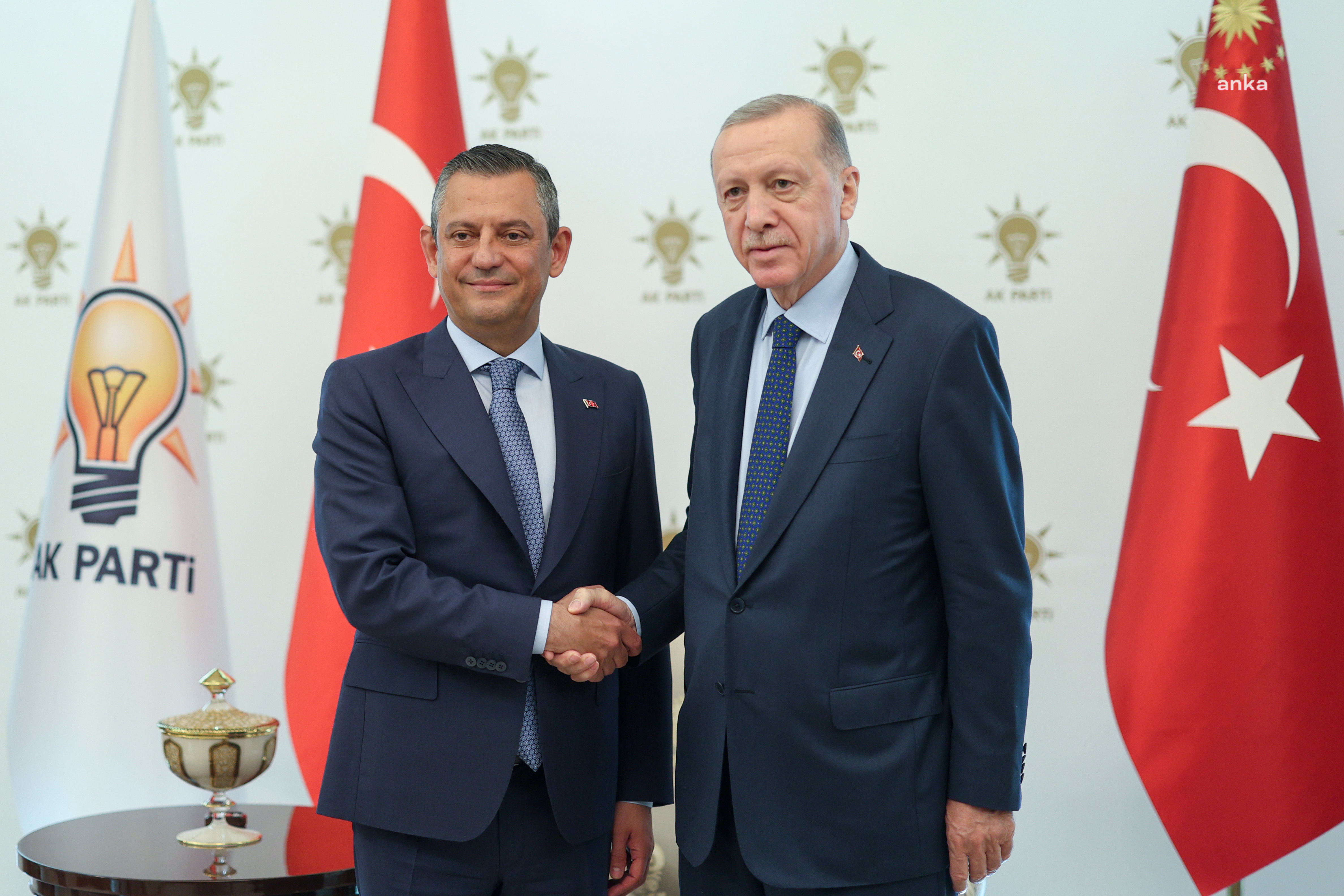ÖZGÜR ÖZEL'DEN ERDOĞAN'A "CUMHURİYET ATEŞİ" HEDİYESİ...