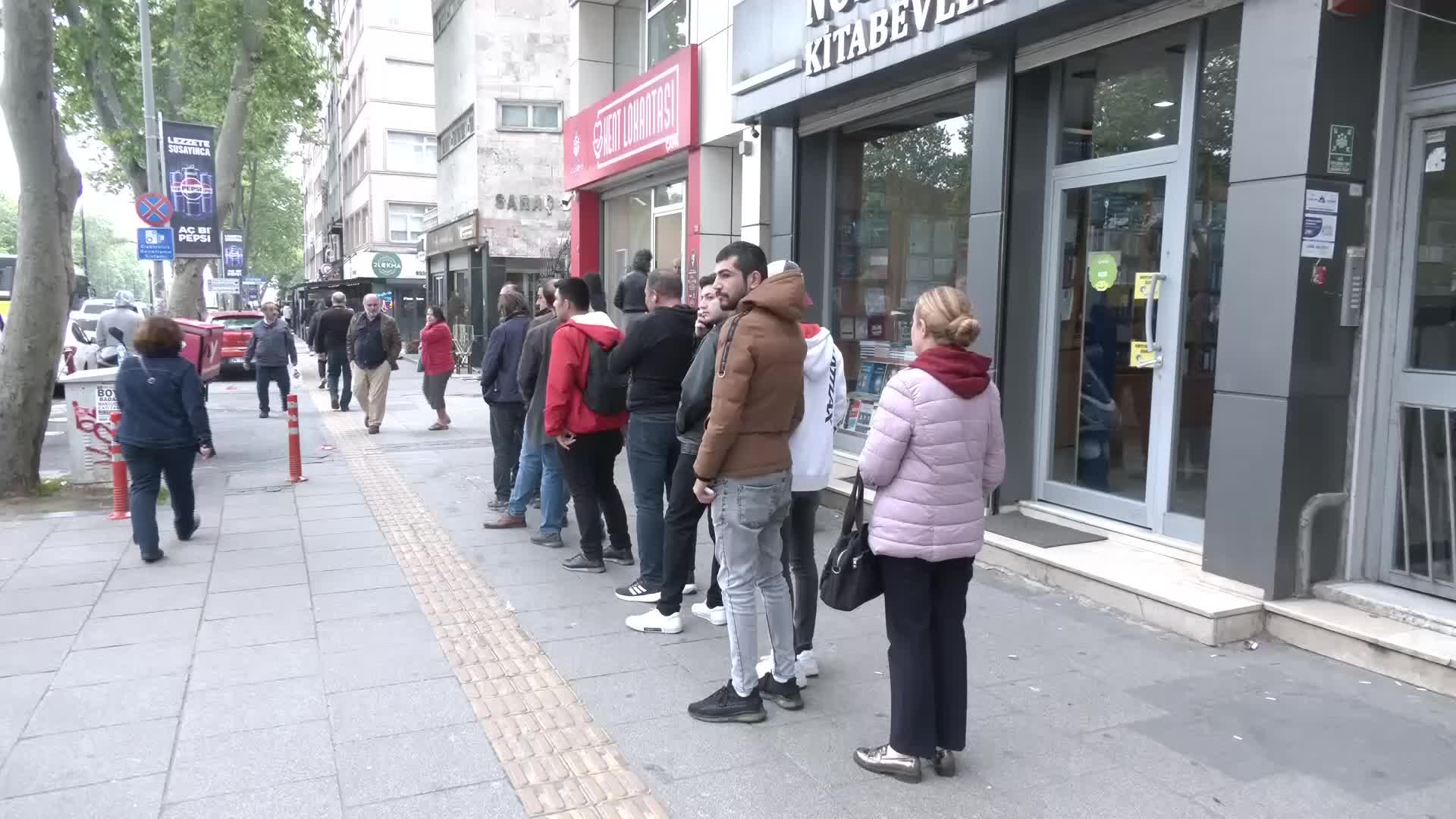 KENT LOKANTASI ÖNÜNDE SIRA BEKLEYEN VATANDAŞLAR: ''KİMİ ISTAKOZ, KİMİ  MANDA YOĞURDU YİYOR... BİZ BOL BOL BETON ÜRETTİK TÜRKİYE'DE...