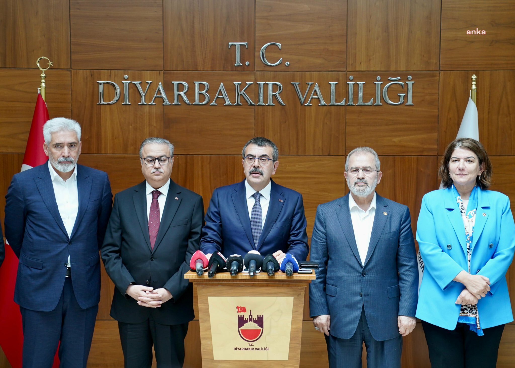 CHP'Lİ MİLETVEKİLERİNİN MEB’E YÜRÜYÜŞÜ...  BAKAN TEKİN: ''GELECEKLERİNİ BİLSEYDİK DİYARBAKIR PROGRAMIMIZI ERTELERDİK''