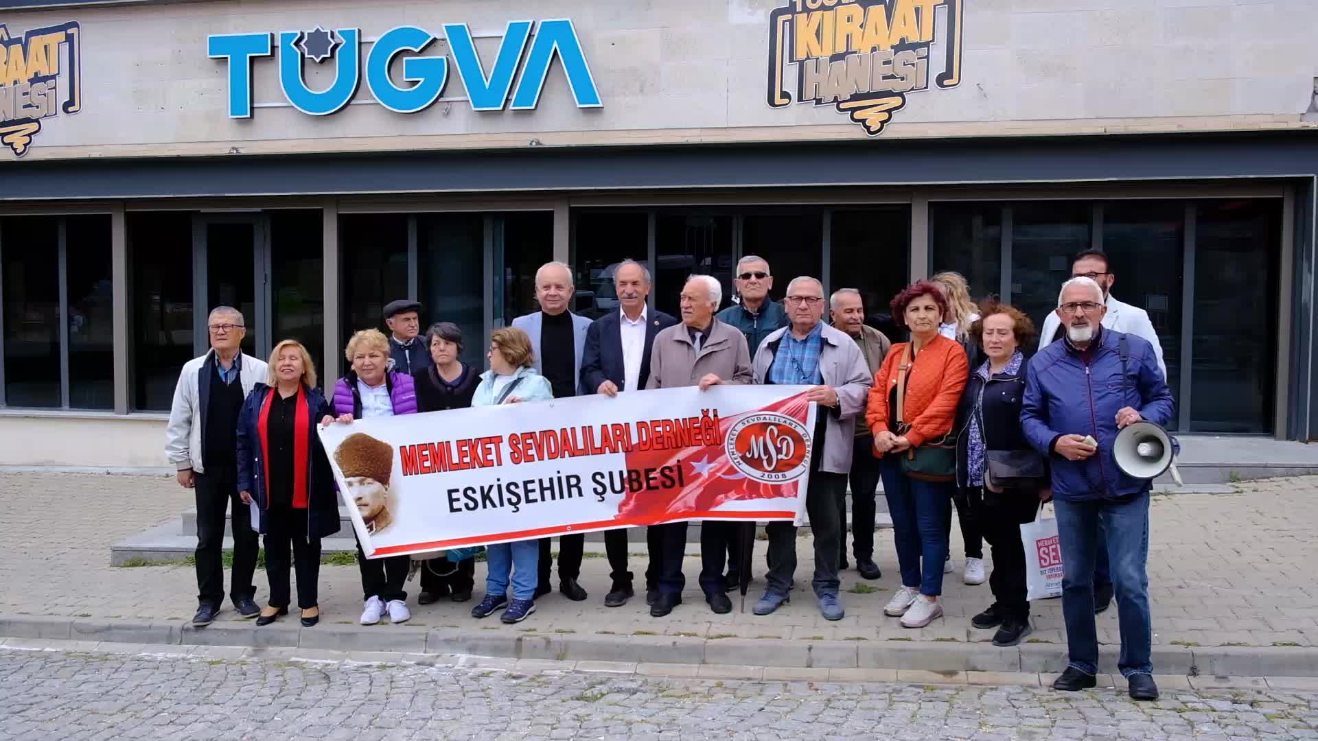 ESKİŞEHİR'DE TÜGVA’YA VERİLEN ETİ ŞEHİR VE GÖÇ MÜZESİ ÖNÜNDE AÇIKLAMA: "TÜRKİYE İÇİN ÖNEMLİ BİR KÜLTÜREL KAZANIM OLACAKTI"