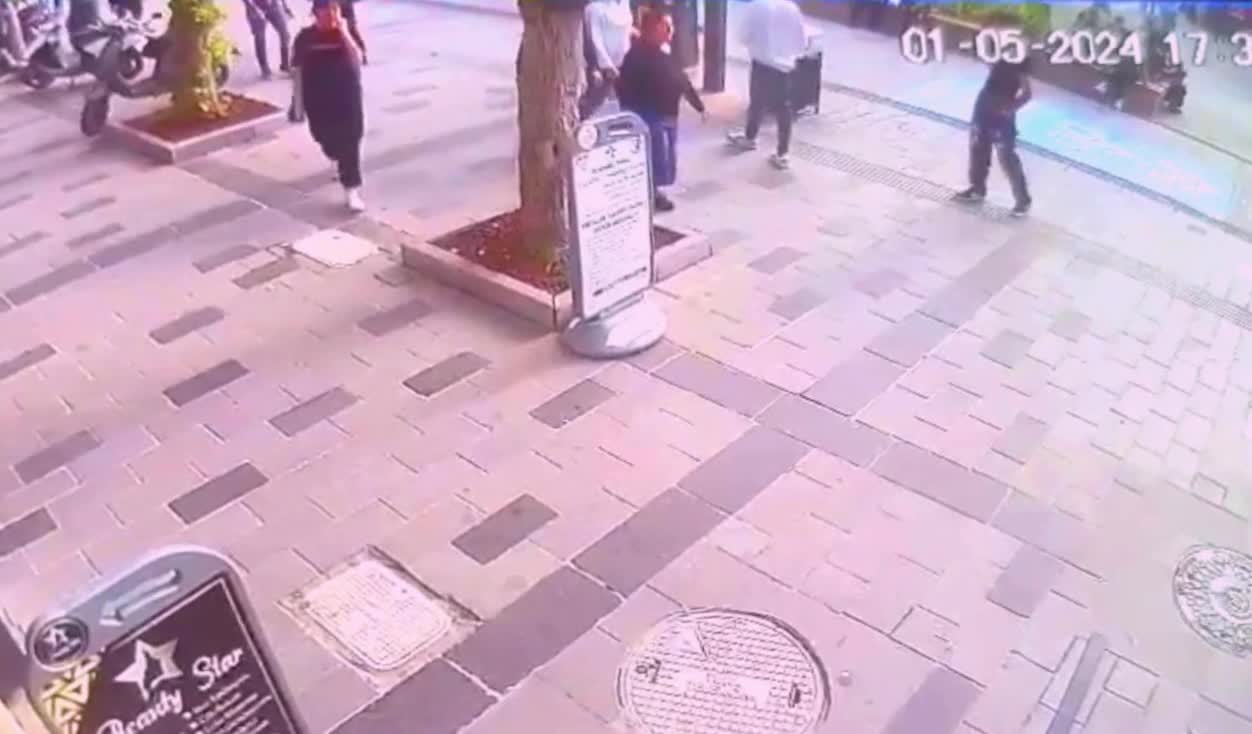 UŞAK'TA BİR GENÇ, CADDE ORTASINDA TANIMADIĞI KİŞİLERİN SALDIRISINA UĞRADI
