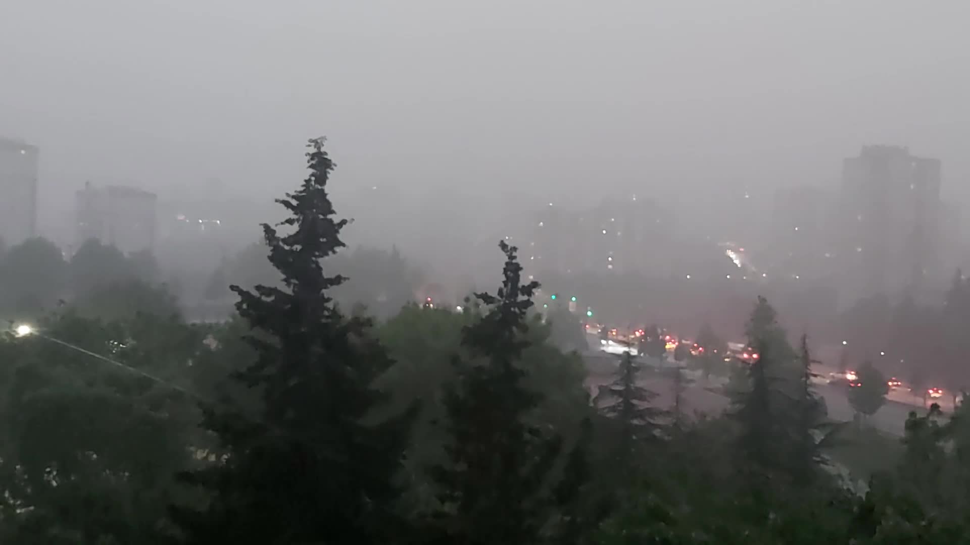 İSTANBUL VE ÇEVRESİNDE GÖK GÜRÜLTÜLÜ YAĞIŞ ETKİLİ OLUYOR