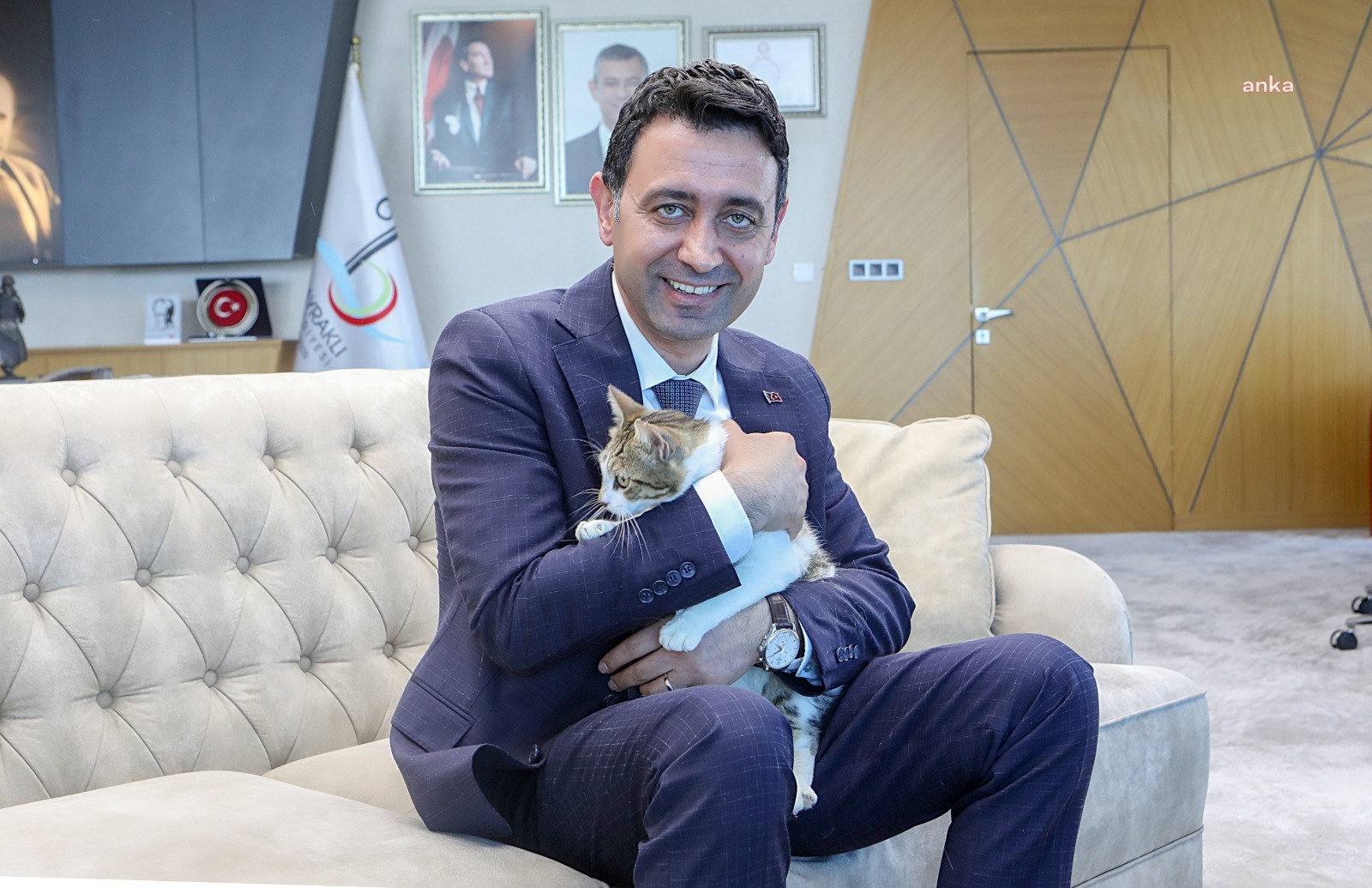 BAYRAKLI BELEDİYE BAŞKANI ÖNAL, YARALI KEDİYE SAHİP ÇIKTI