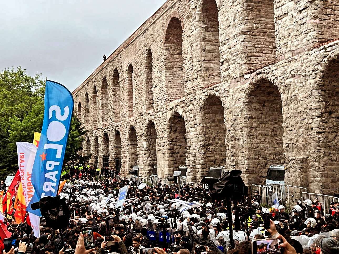 1 MAYIS'TA TAKSİM'E ÇIKMAK İSTERKEN GÖZALTINA ALINAN 65 KİŞİ ADLİYEYE SEVK EDİLDİ