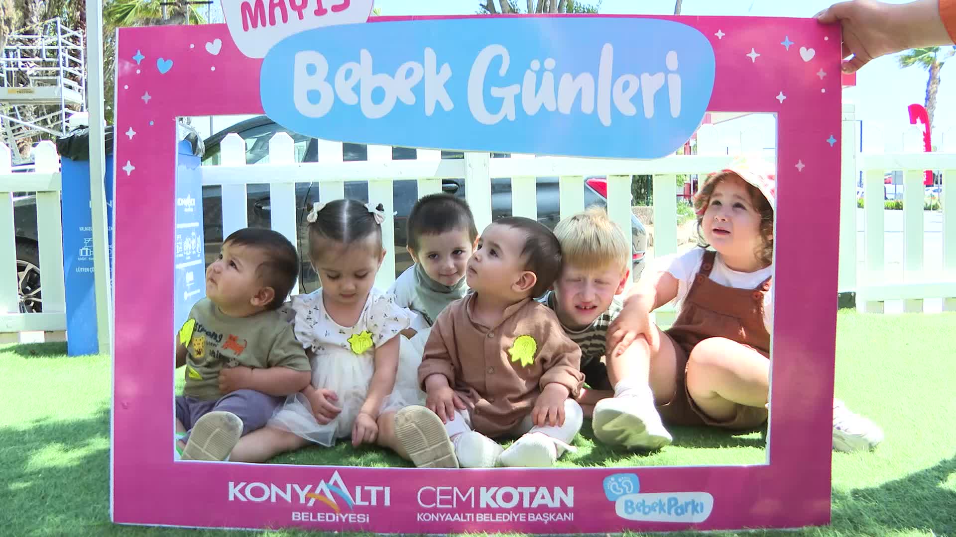 KONYAALTI BELEDİYESİ'NİN DÜZENLEDİĞİ BEBEK GÜNLERİ'NDE BEBEKLER VE BABALARI, KIYASIYA YARIŞTI