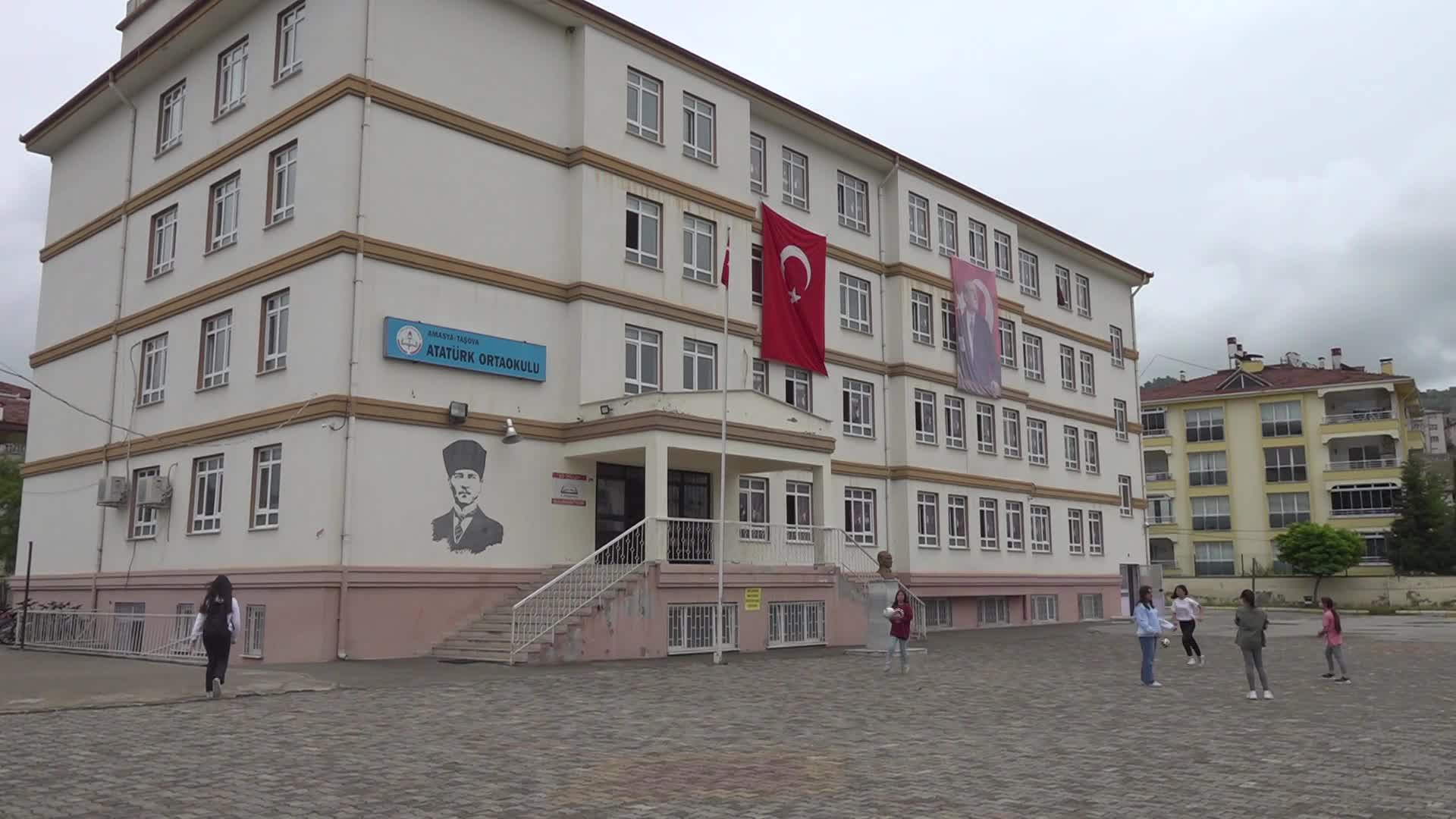 AMASYALI MİNİK GÜREŞÇİLER "TÜRKİYE ŞAMPİYONU" OLDUKTAN SONRA ARKADAŞLARI İLE ŞEHİR TURU ATTI
