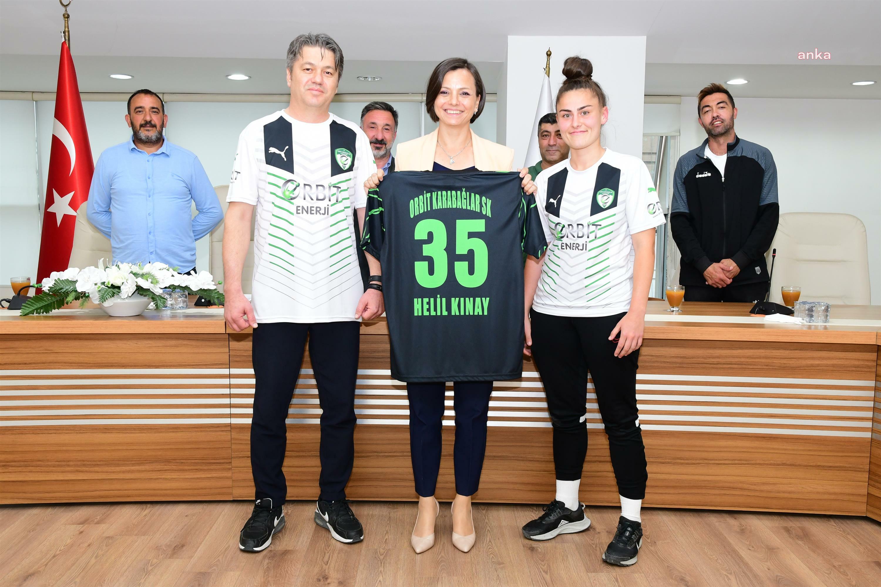 KARABAĞLAR BELEDİYE BAŞKANI KINAY, ORBİT KARABAĞLARSPOR KIZ FUTBOL TAKIMI İLE BULUŞTU