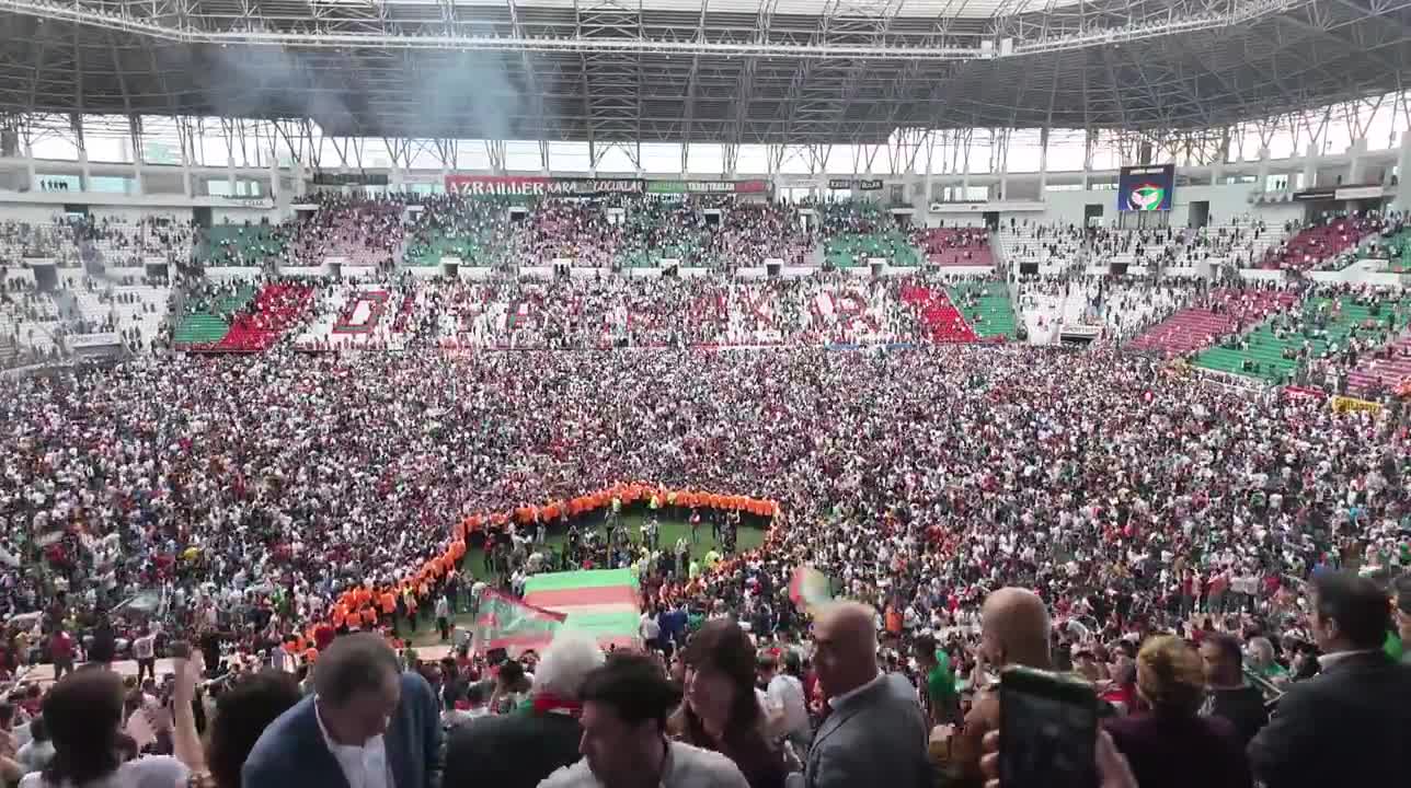 AMEDSPORLU OYUNCULAR ŞAMPİYONLUĞU TARAFTARLA KUTLADI