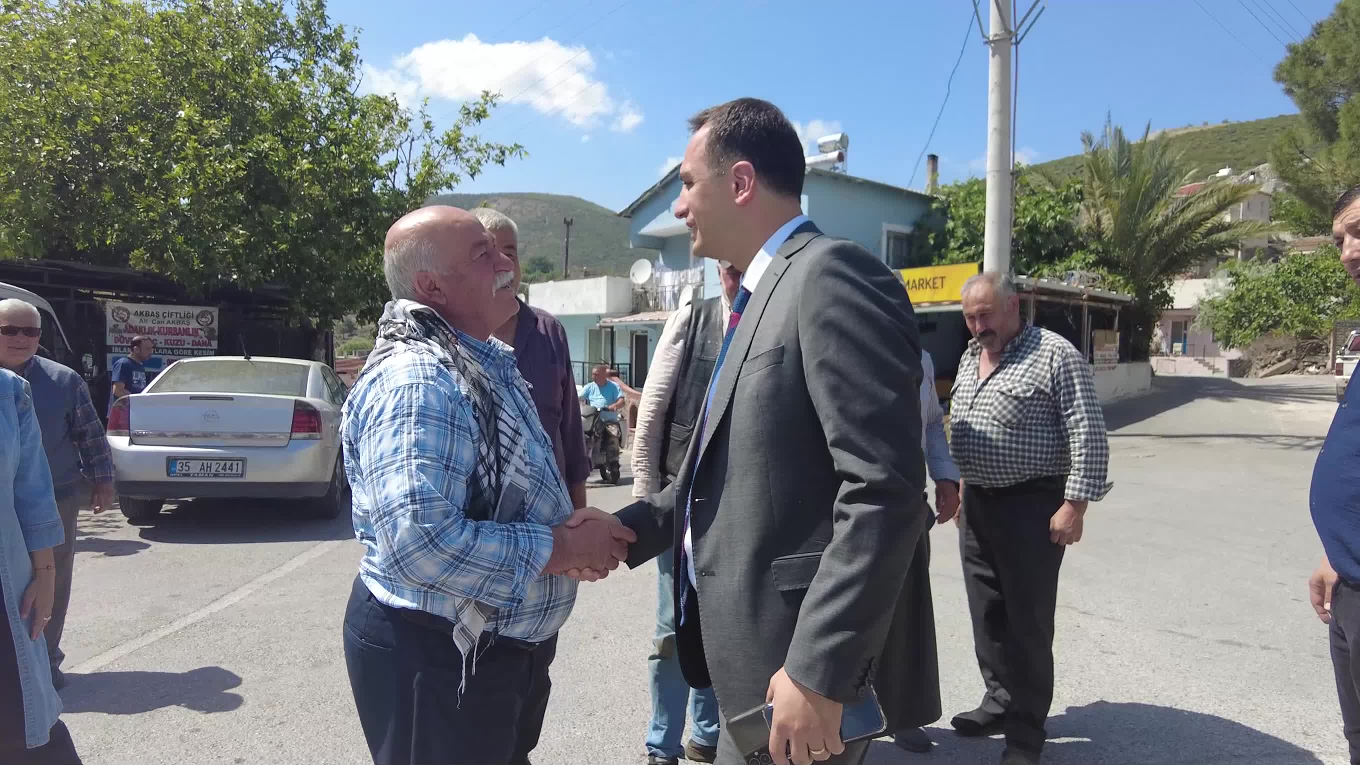 BORNOVA BELEDİYESİ BİR YILDA 10 BİN MEYVE FİDANI DAĞITACAK