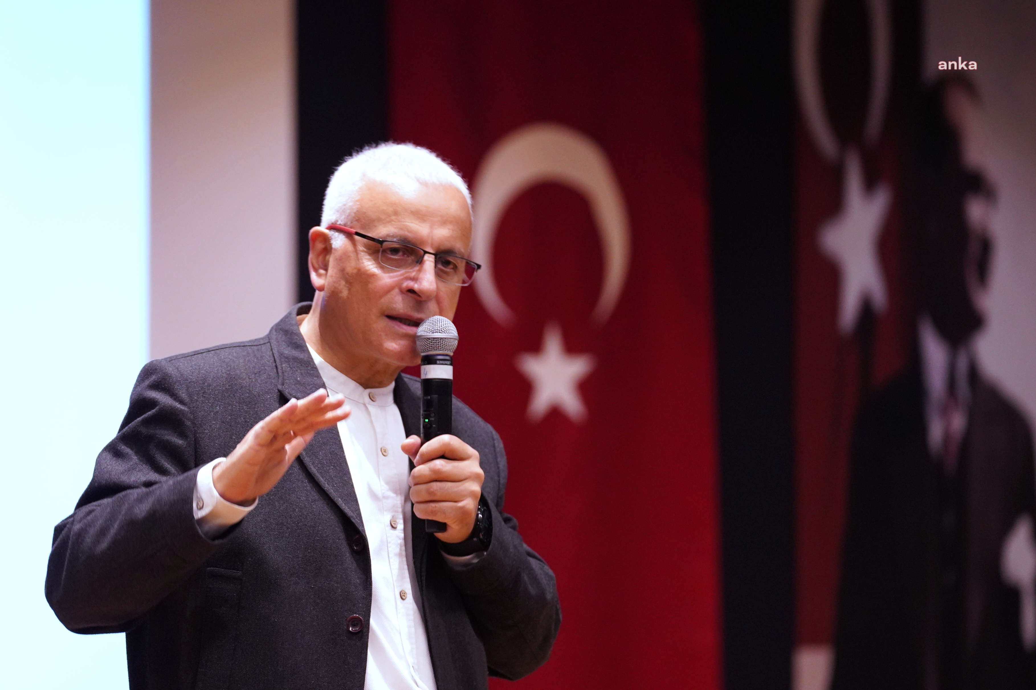 BEYLİKDÜZÜ’NDE GAZETECİ MERDAN YANARDAĞ OKURLARIYLA BULUŞTU
