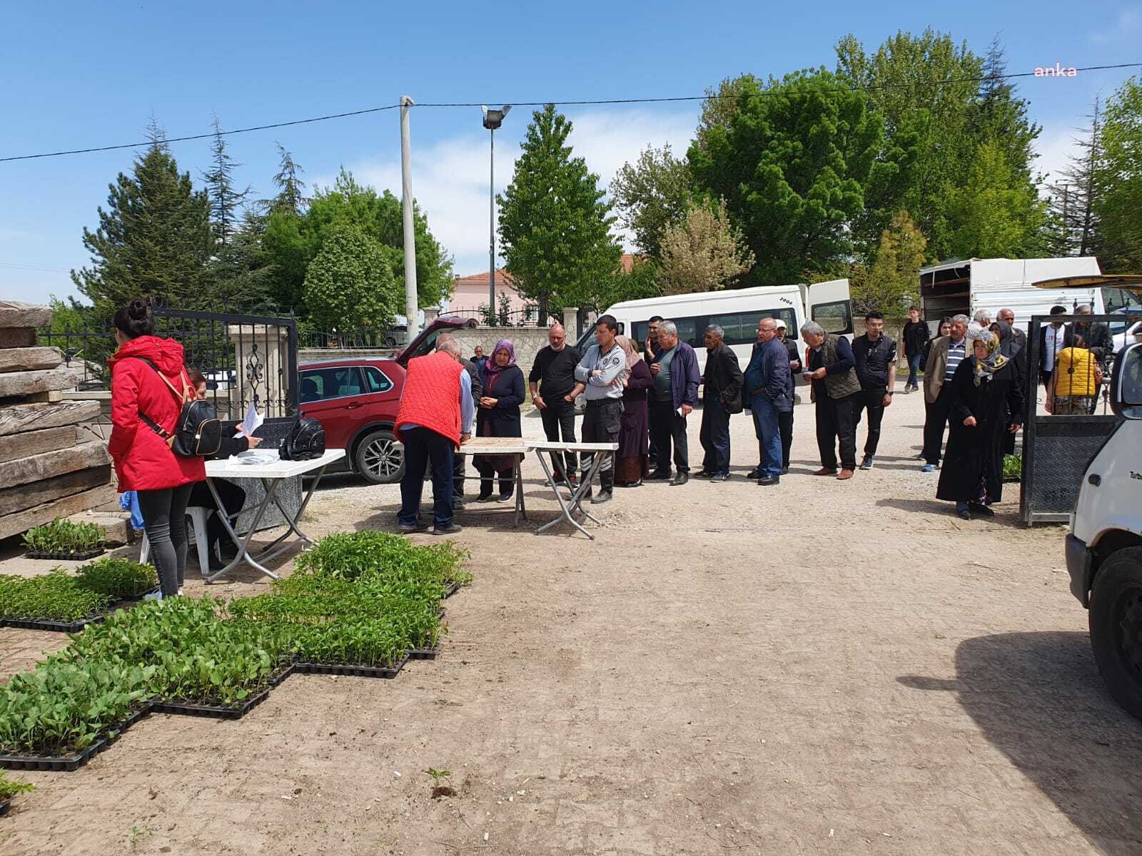 KIRŞEHİR’DE GERİ DÖNÜŞÜM MALZEMESİ GETİREN VATANDAŞLARA FİDELERİ VERİLECEK