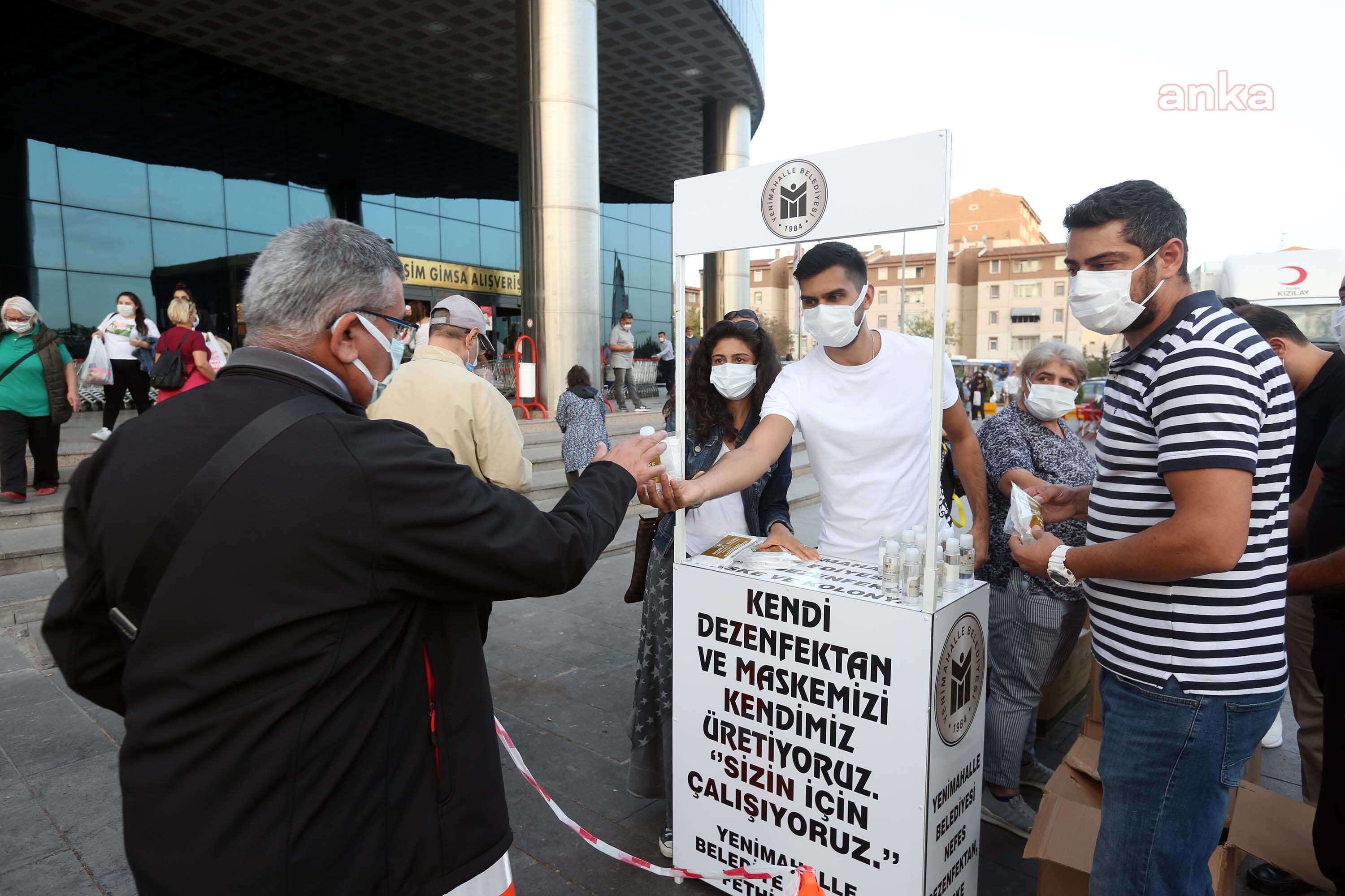 YENİMAHALLE BELEDİYESİ'NDEN METRO İSTASYONLARINDA MASKE DAĞITIMI