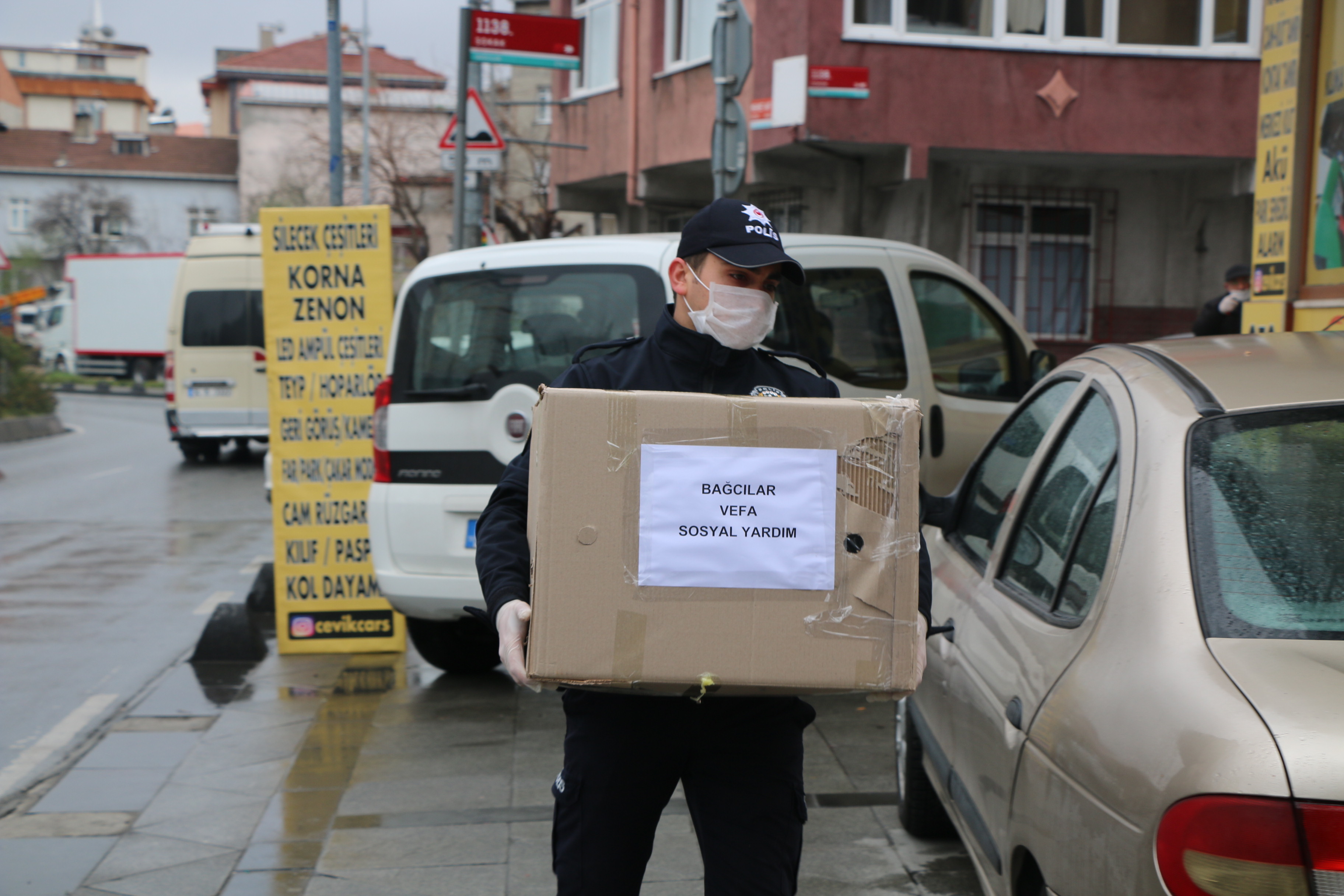 BAĞCILAR SOKAĞA ÇIKAMAYAN YAŞLI VE KRONİK HASTALARIN İHTİYAÇLARI KARŞILANIYOR