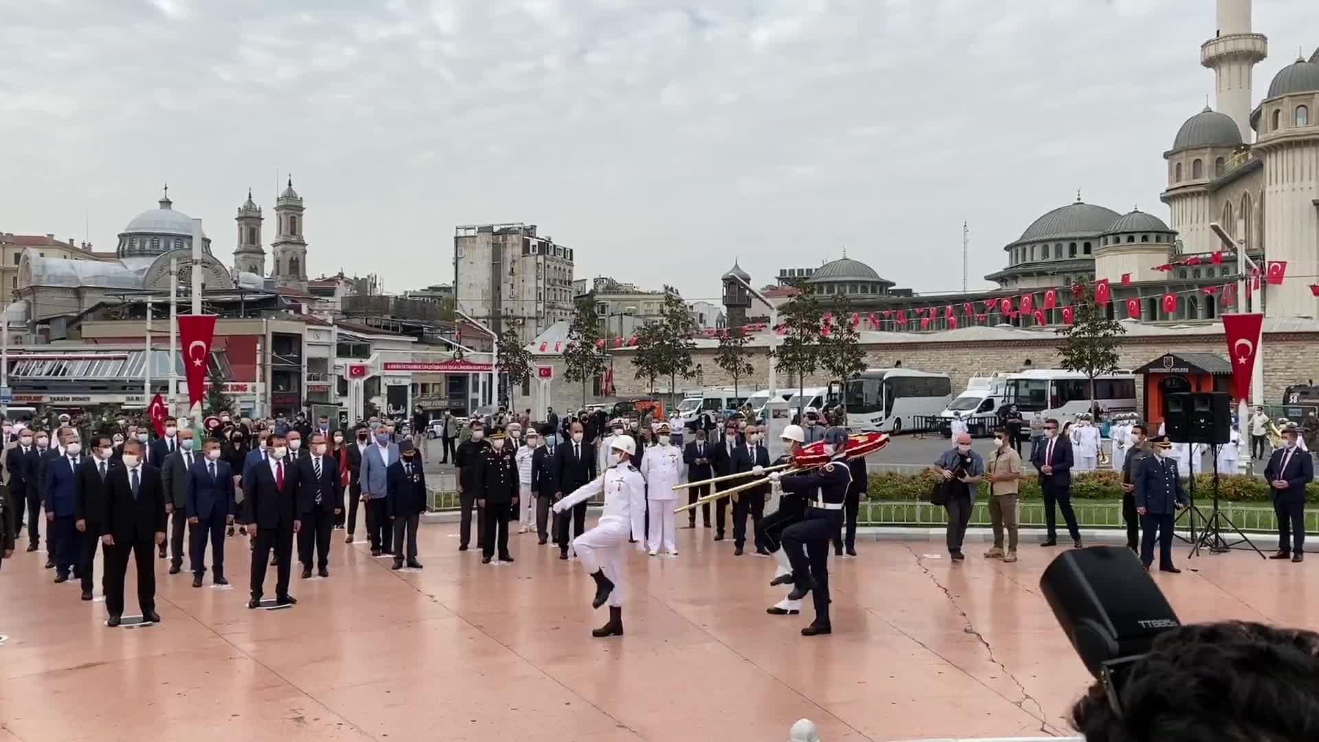 İSTANBUL’UN KURTULUŞU TAKSİM’DE KUTLANDI