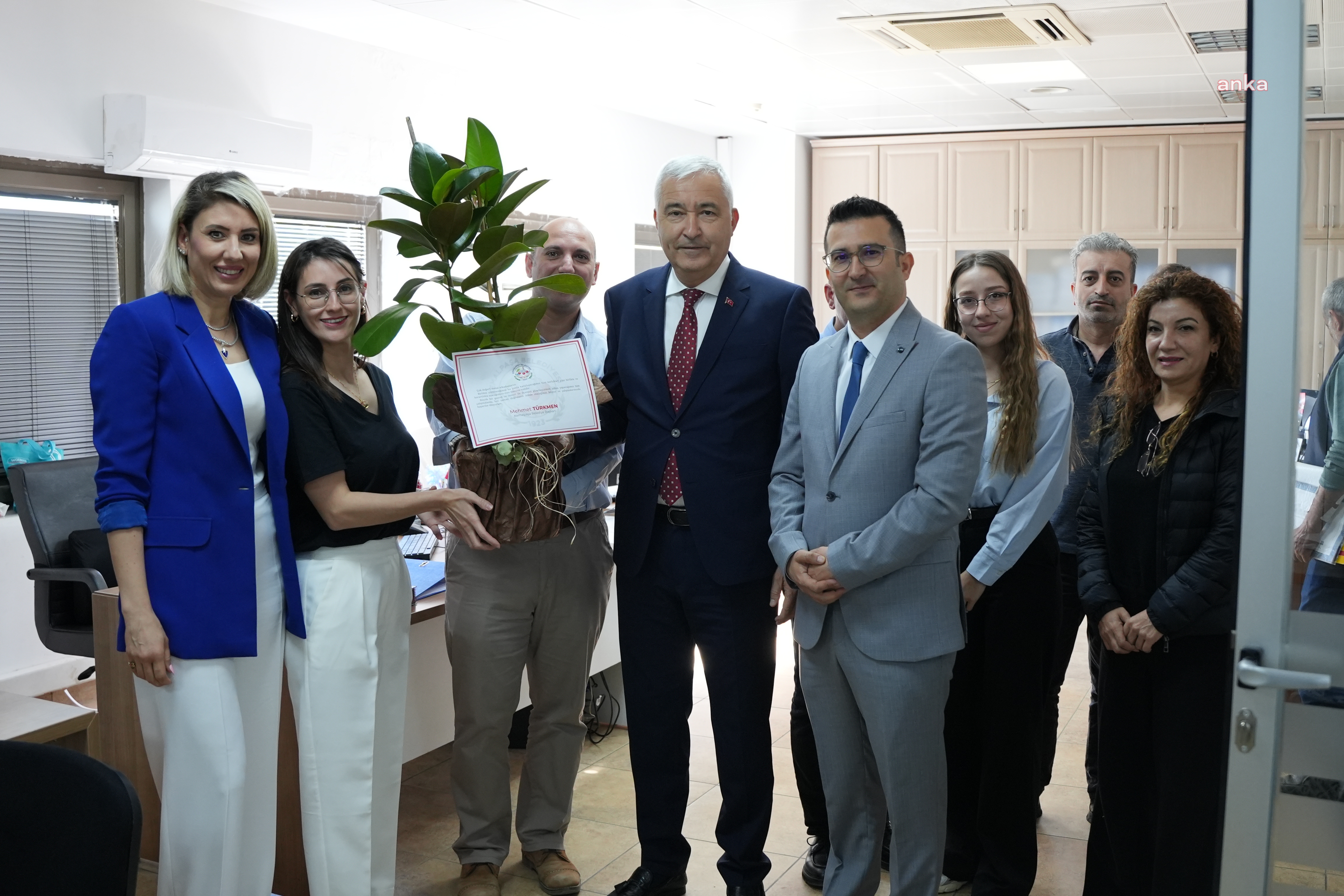 BAŞKAN TÜRKMEN’DEN MÜDÜRLERE ÇİÇEK JESTİ
