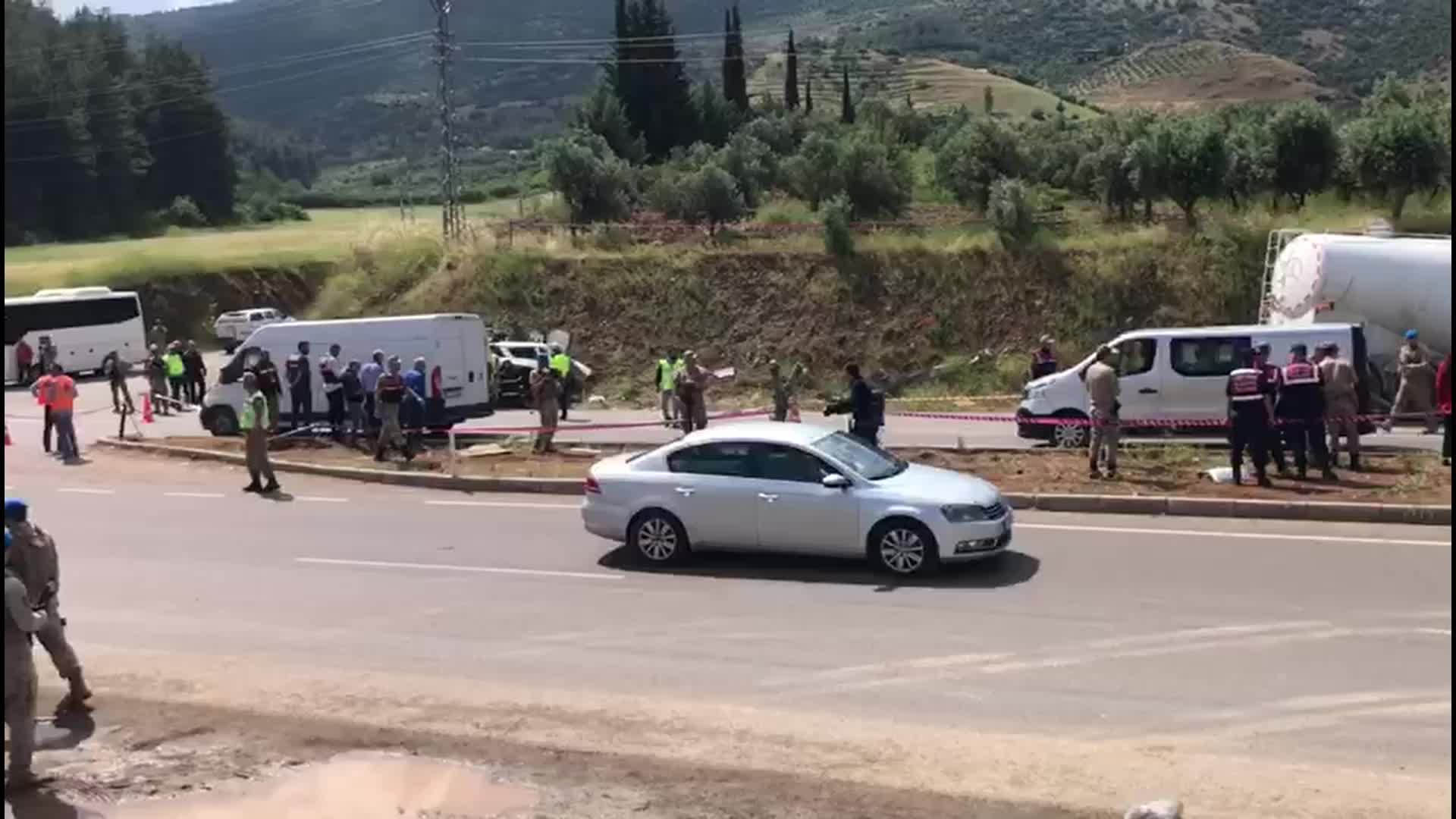 GAZİANTEP’TE BETON MİKSERİ İLE MİNİBÜS ÇARPIŞTI: 8 ÖLÜ, 11 YARALI