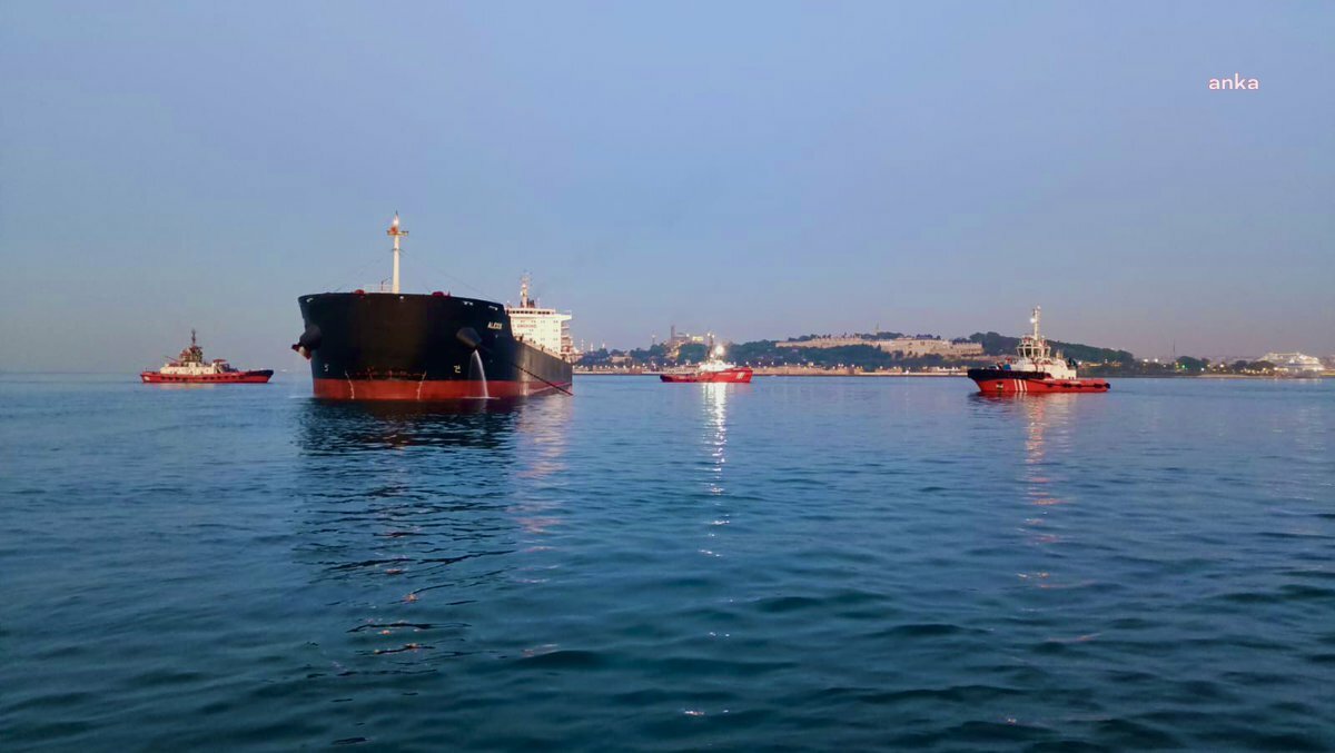 İSTANBUL'DA KURU YÜK GEMİSİ KARAYA OTURDU, BOĞAZ GEMİ TRAFİĞİNE KAPATILDI