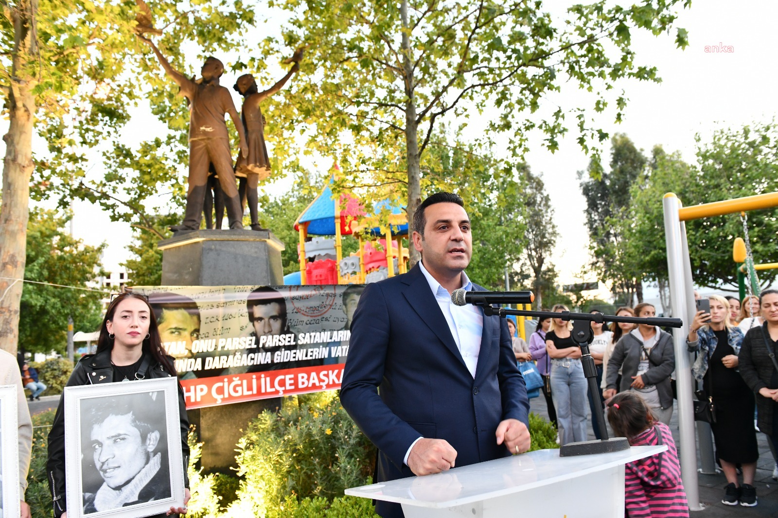 ÜÇ FİDAN ÇİĞLİ’DE ANILDI... BAŞKAN YILDIZ: “BU MÜCADELE BİTMEDİ, BİZ VAR OLDUĞUMUZ SÜRECE DEVAM EDECEK”