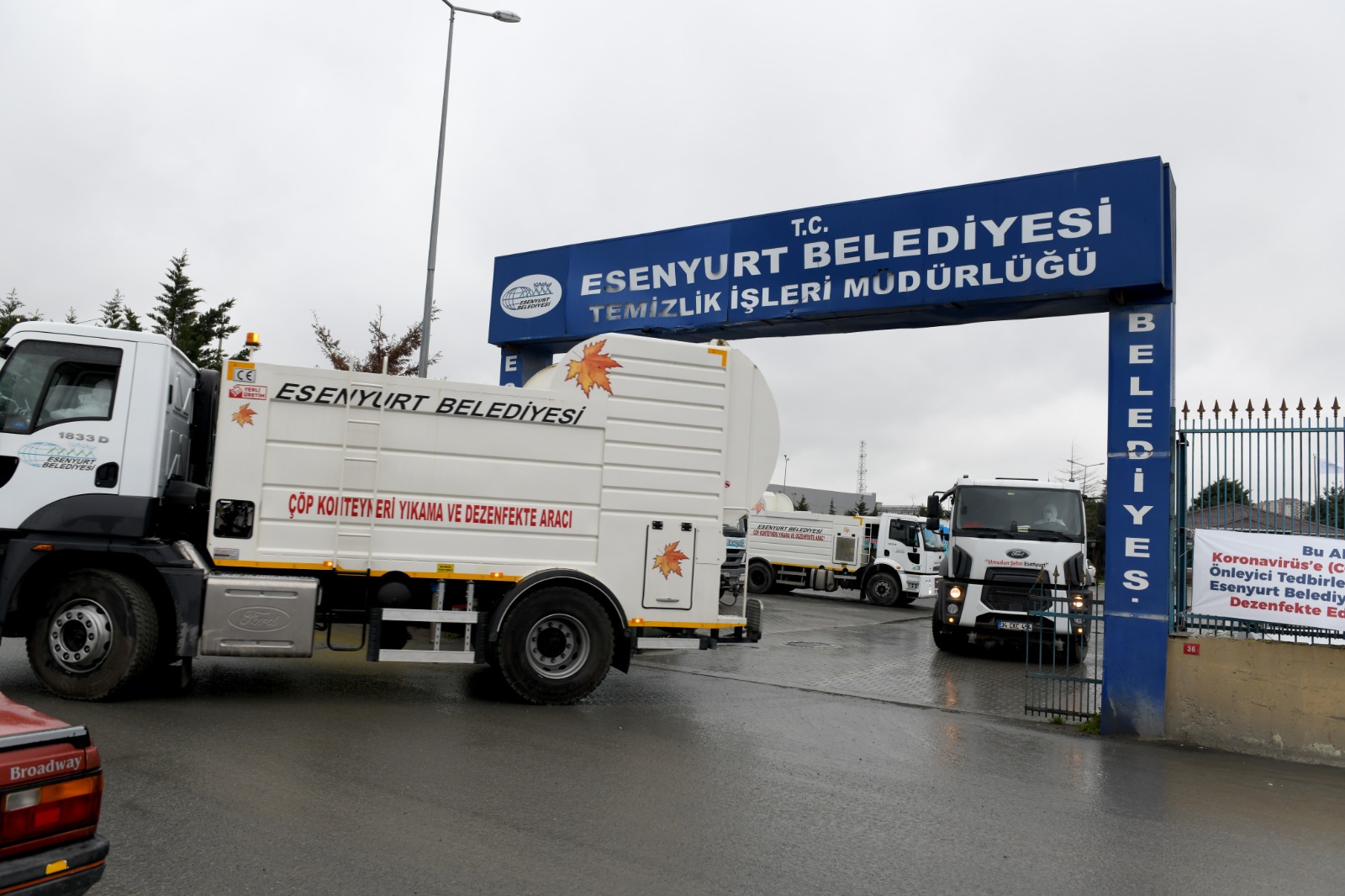 ESENYURT’TA CADDE VE SOKAKLAR KORONAVİRÜSE KARŞI YIKANIYOR