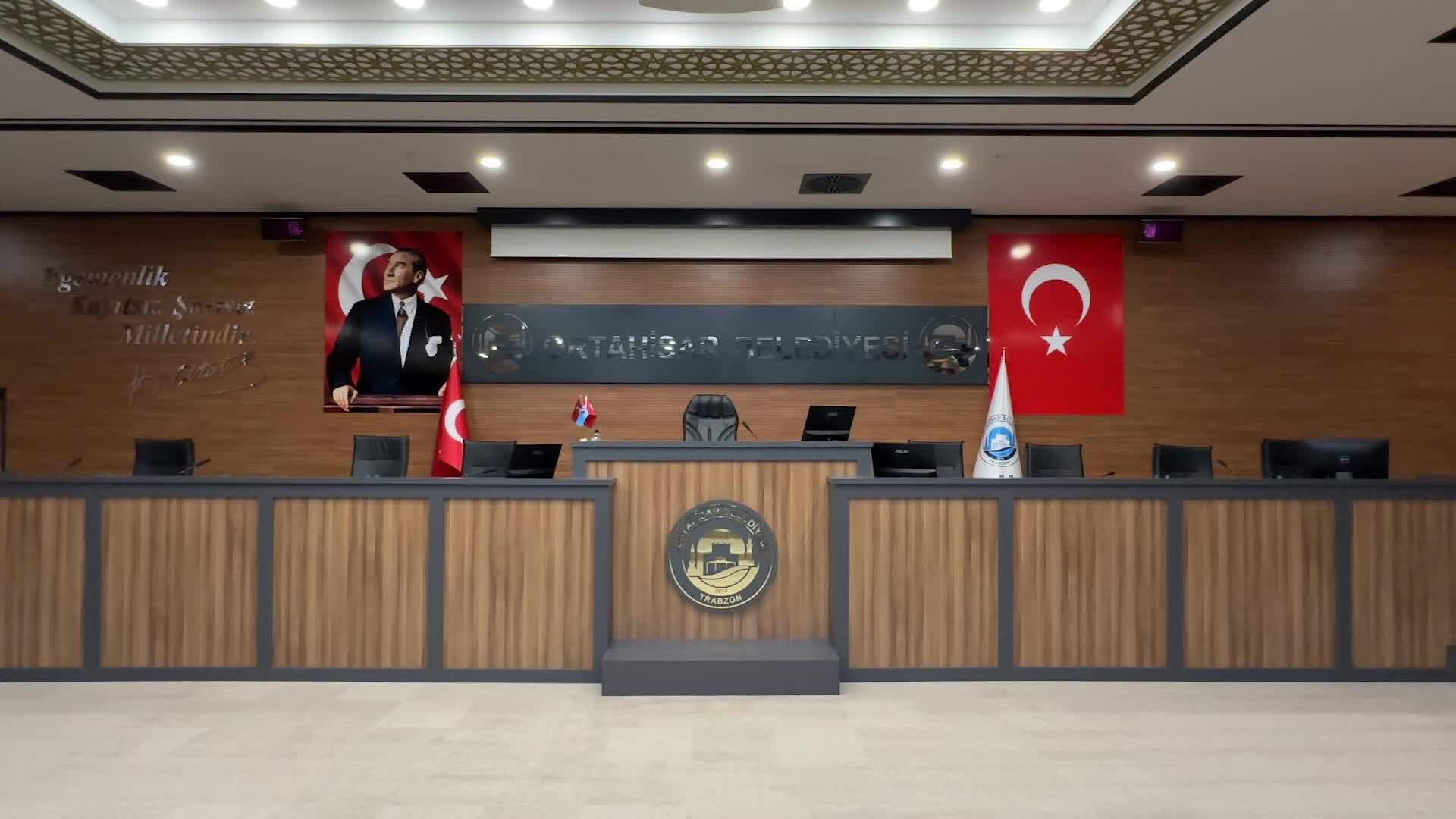CHP'Lİ BAŞKAN KAYA'NIN TALİMATIYLA MECLİS SALONUNDA ATATÜRK'ÜN PORTRESİ VE SÖZÜ GÖRÜNÜR ŞEKİLDE ASILDI