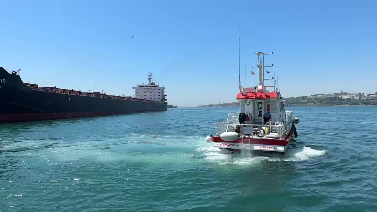 HAYDARPAŞA AÇIKLARINDA ARIZA YAPAN GEMİ KURTARILDI, AHIRKAPI AÇIKLARINA ÇEKİLİYOR