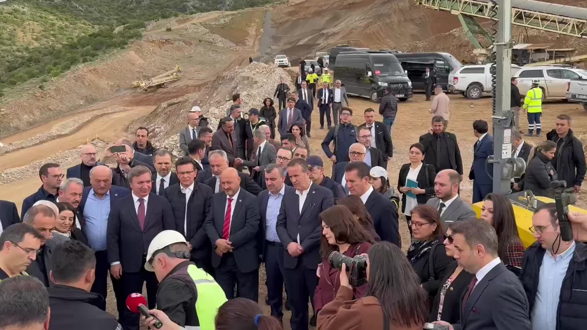 MUSTAFA SARIGÜL İLİÇ'TE: "GÖÇÜK ALTINDA 5 CANIMIZ VAR, ONLARA DA İNŞALLAH ULAŞACAĞIZ"