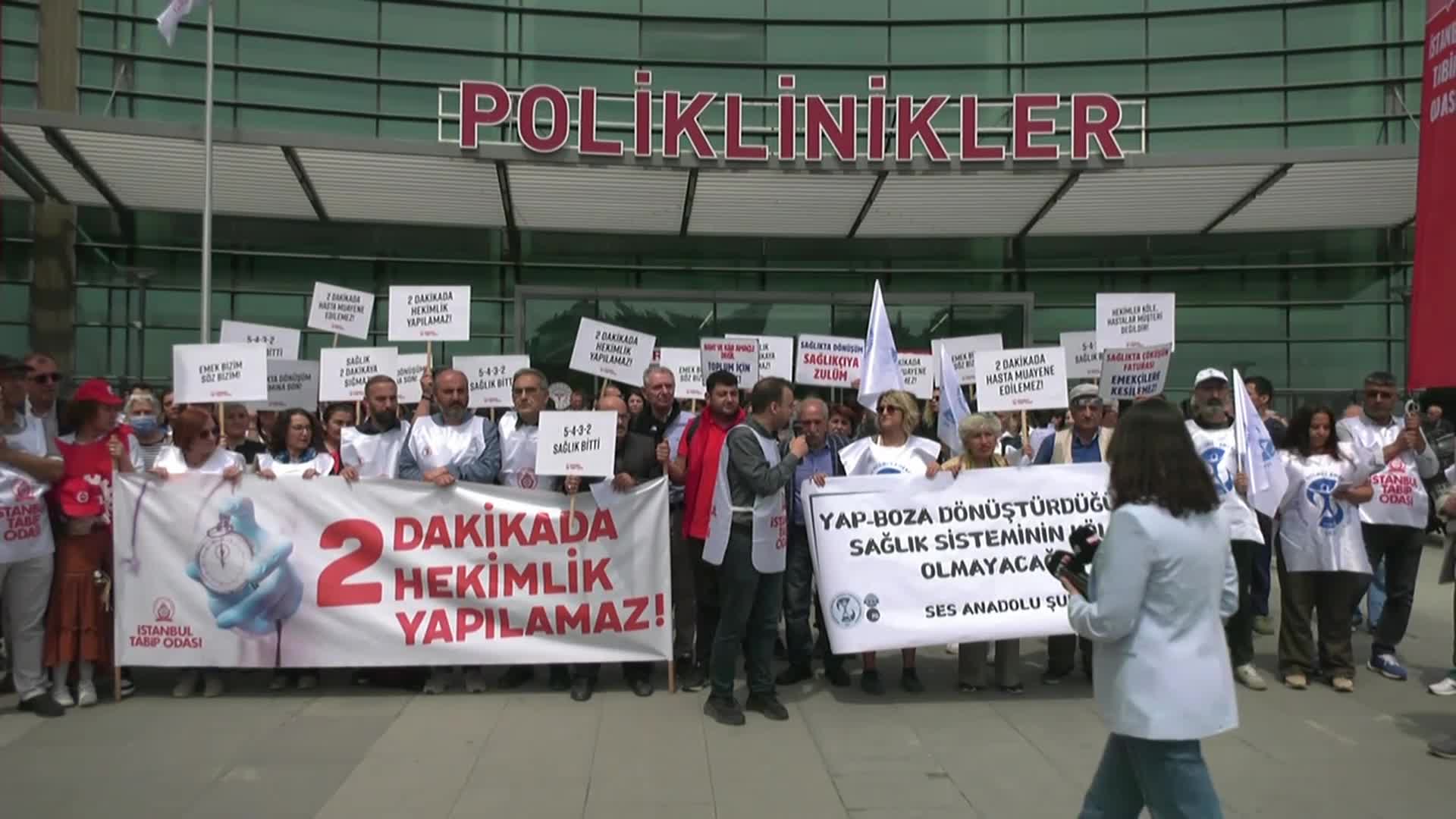 İSTANBUL’DA SAĞLIKÇILARDAN “RANDEVU” PROTESTOSU: “İKİ DAKİKADA HEKİMLİK YAPILAMAZ... BU SİSTEM SORUNUNUN SAHİBİ İKTİDARDAKİ TEK ADAMDIR”