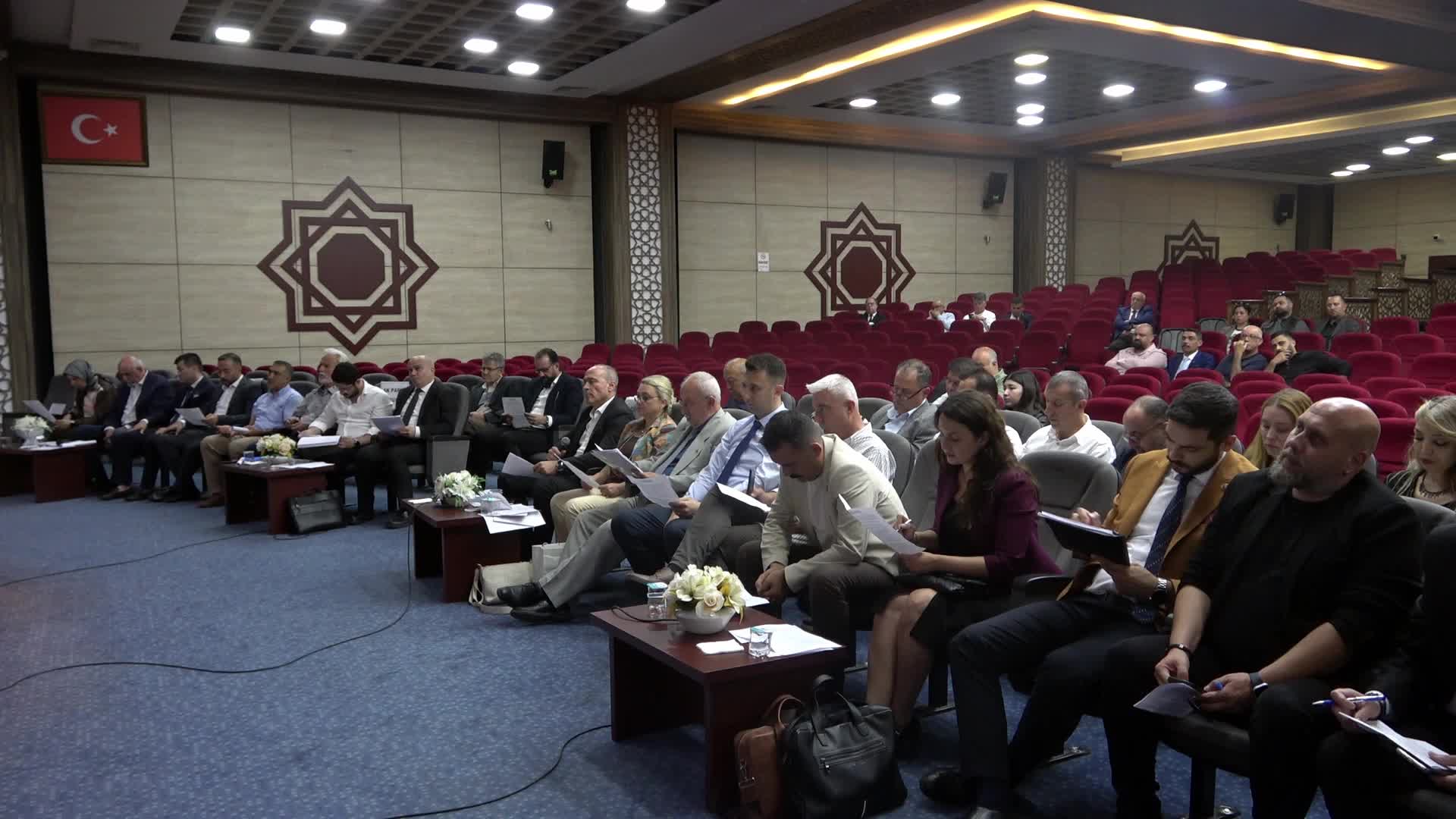 YUNUSEMRE BELEDİYE MECLİSİ'NDE AKP'Lİ MERSİNLİ'DEN “ŞATAFATLI MAKAM ODASI” YORUMU: “BEN DE BAŞKAN SEÇİLSEYDİM BELKİ O MOBİLYALARI KULLANMAK İSTEMEZDİM"
