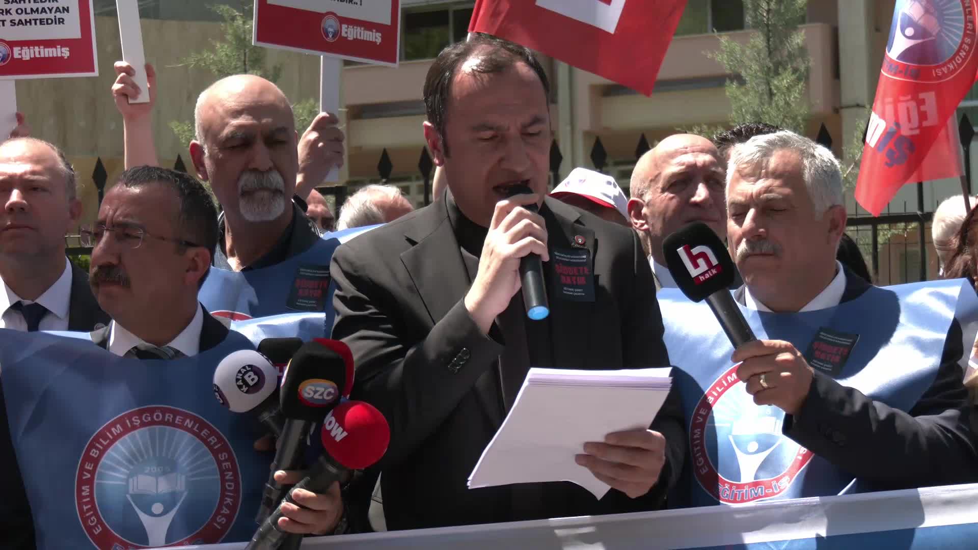EĞİTİM-İŞ, YENİ MÜFREDAT TASLAĞININ GERİ ÇEKİLMESİ İÇİN TOPLANAN 100 BİN İMZAYI MEB'E İLETTİ